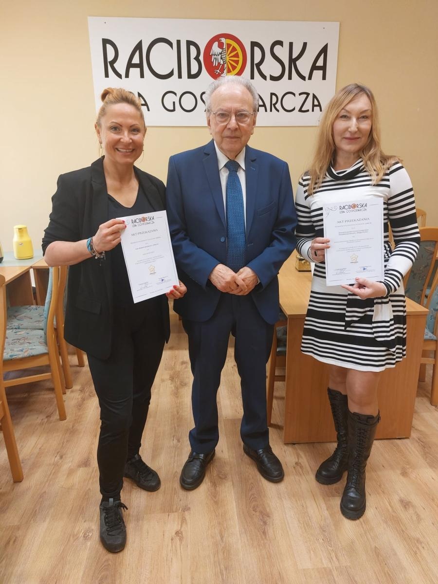 Zdjęcie w galerii na portalu naszraciborz.pl: RIG przekazał pieniądze zebrane podczas Gwiazdki Serc wiadomości z regionu