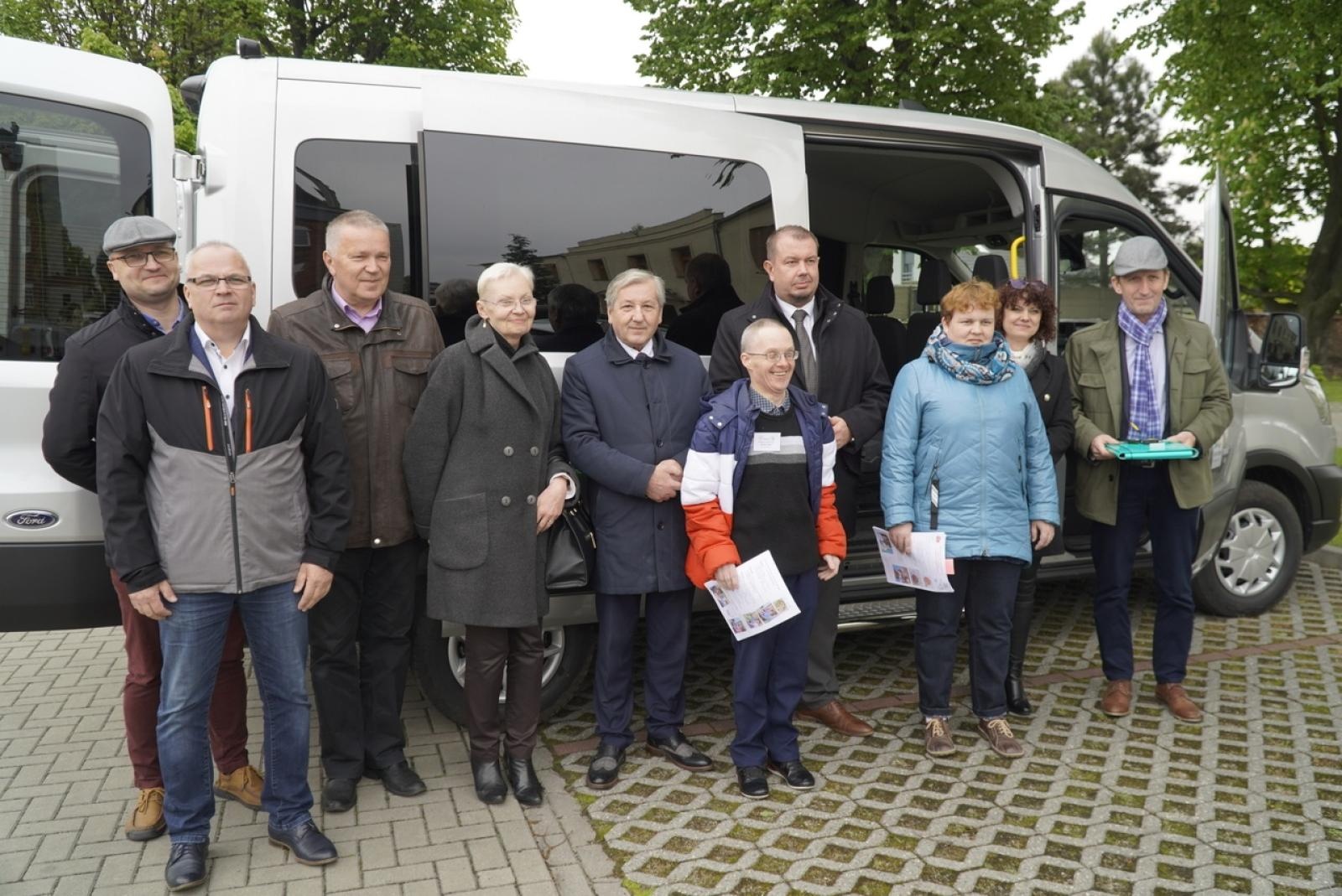 Zdjęcie w galerii na portalu naszraciborz.pl: Raciborski Warsztat Terapii Zajęciowej otrzymał nowego mikrobusa wiadomości z regionu