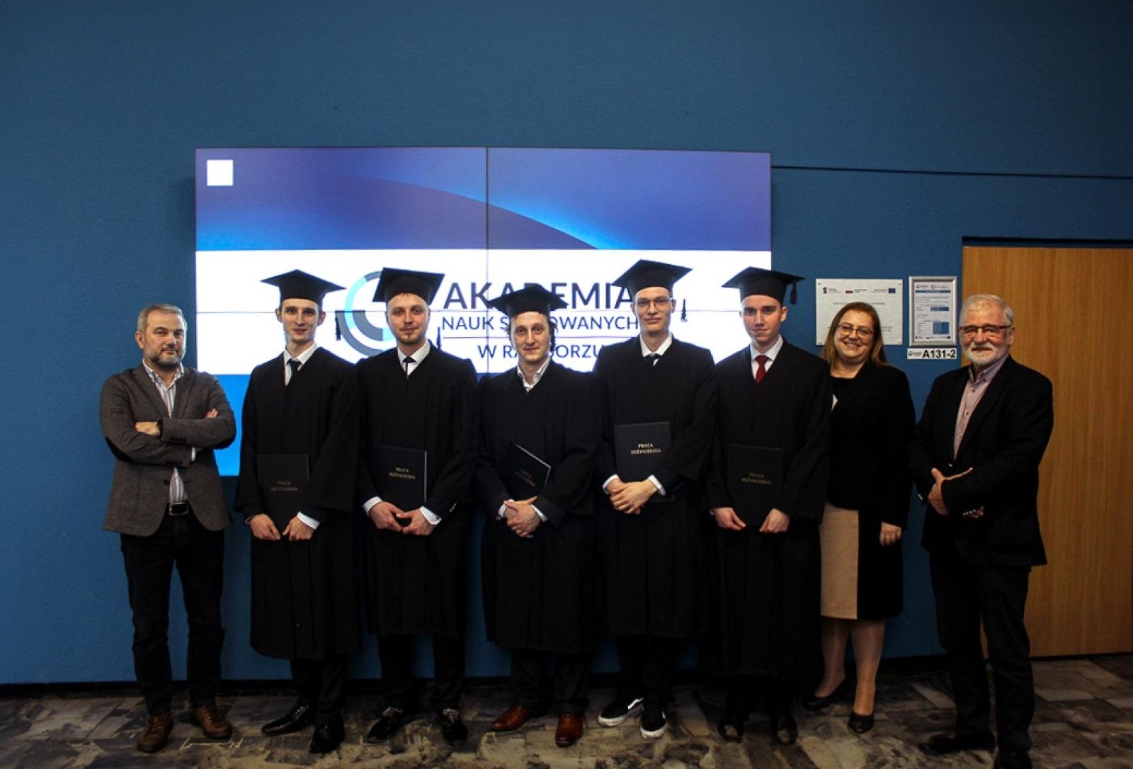 Zdjęcie w galerii na portalu naszraciborz.pl: Kolejni inżynierowie opuścili mury raciborskiej uczelni wiadomości z regionu