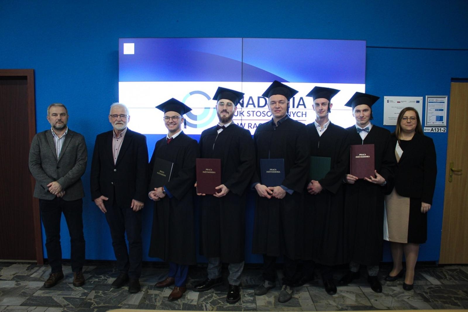 Zdjęcie w galerii na portalu naszraciborz.pl: Kolejni inżynierowie opuścili mury raciborskiej uczelni wiadomości z regionu