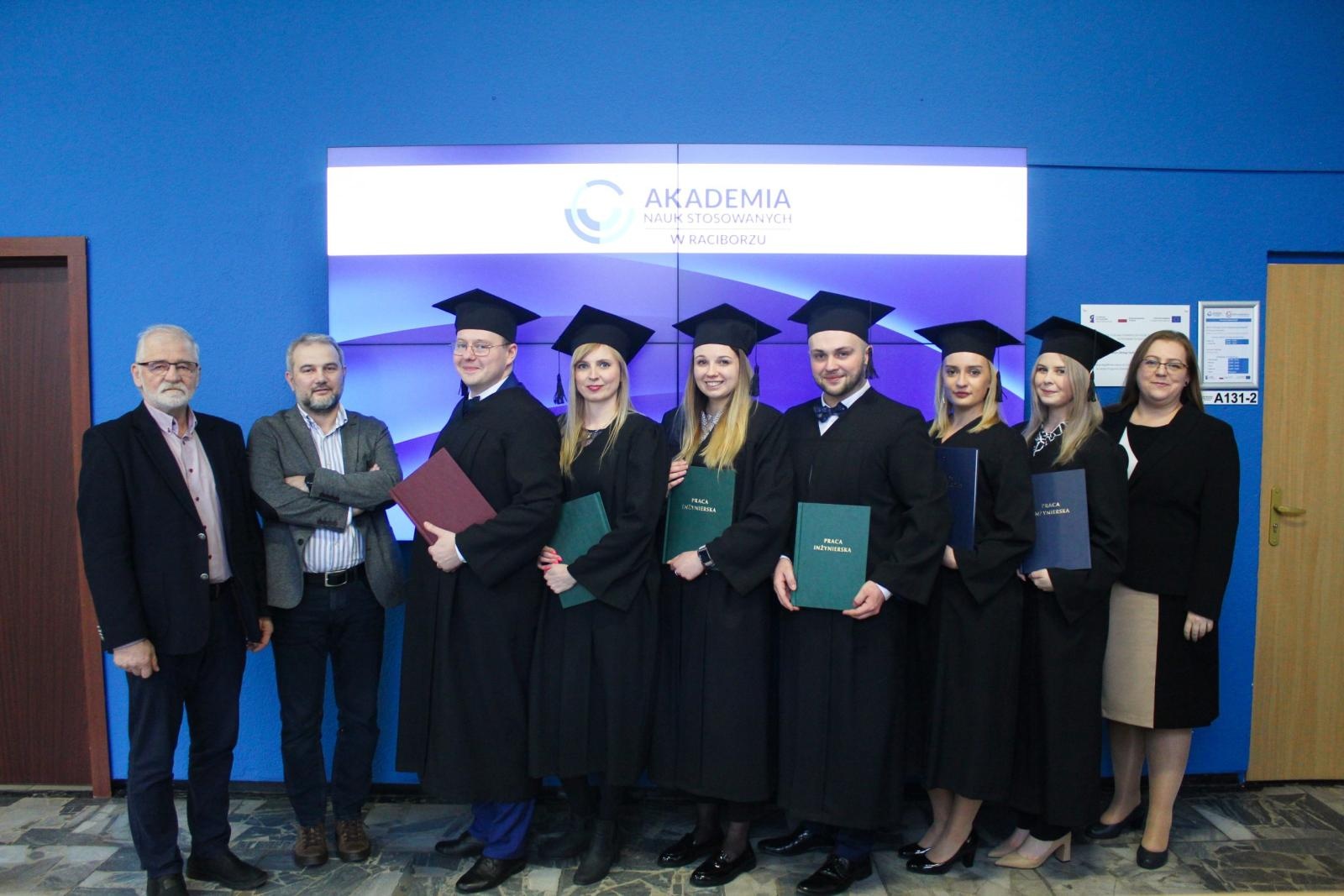 Zdjęcie w galerii na portalu naszraciborz.pl: Kolejni inżynierowie opuścili mury raciborskiej uczelni wiadomości z regionu