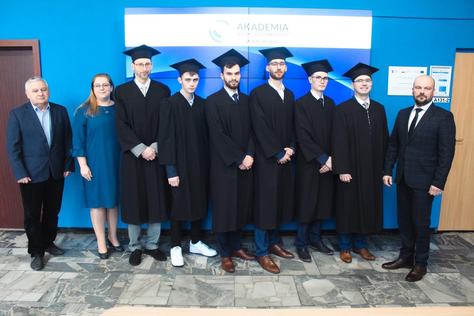 Zdjęcie w galerii na portalu naszraciborz.pl: Kolejni inżynierowie opuścili mury raciborskiej uczelni wiadomości z regionu