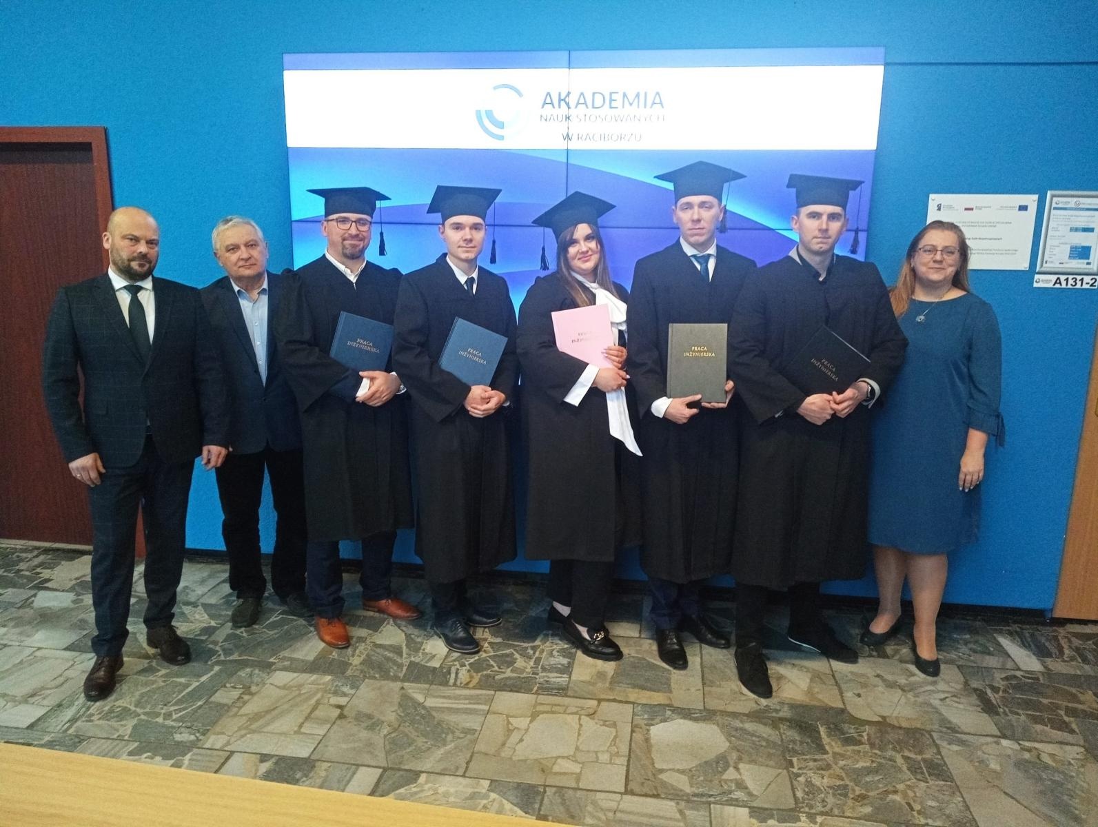 Zdjęcie w galerii na portalu naszraciborz.pl: Kolejni inżynierowie opuścili mury raciborskiej uczelni wiadomości z regionu