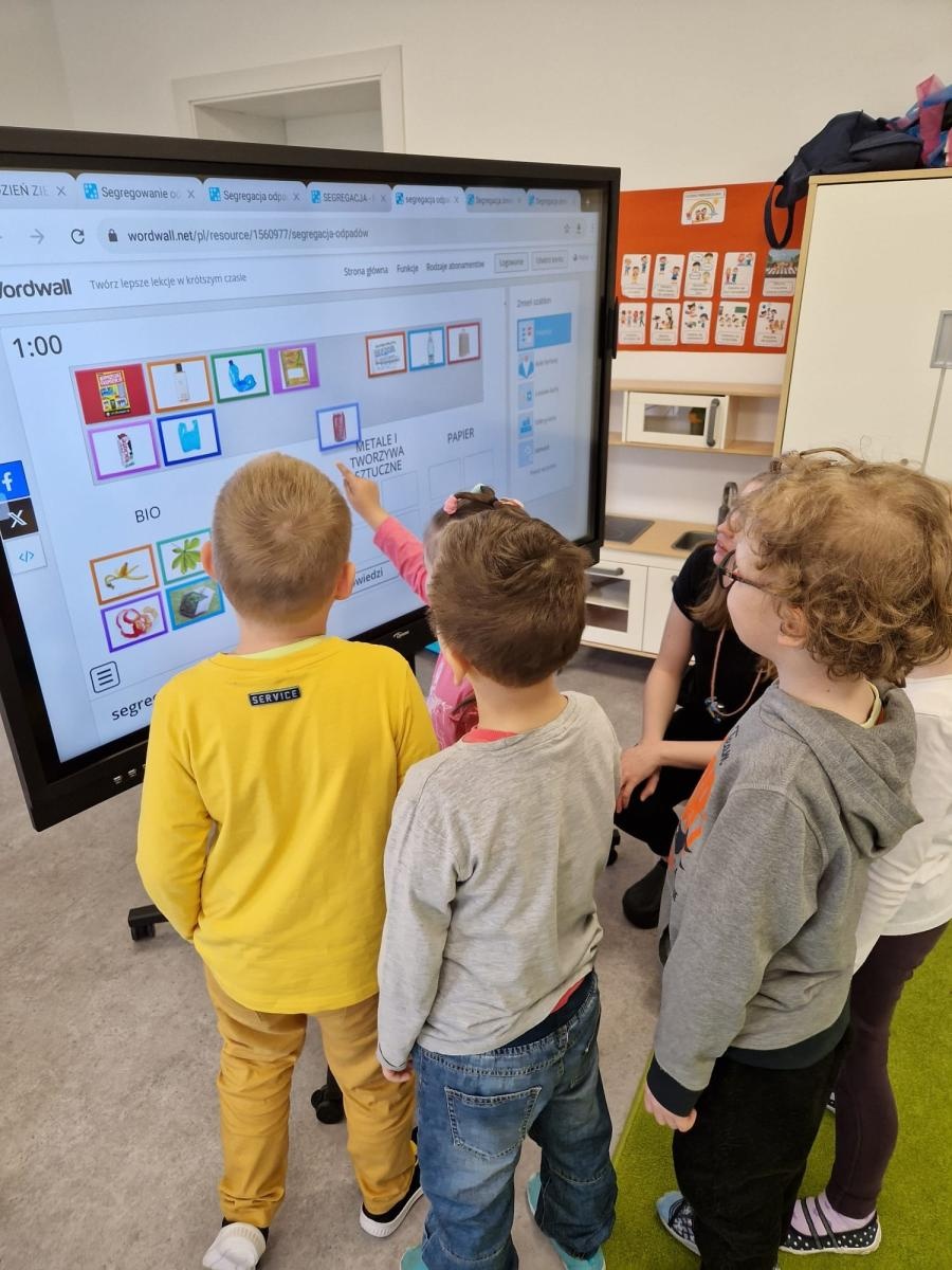 Zdjęcie w galerii na portalu naszraciborz.pl: Śmieciomoda wiosna 2024 wiadomości z regionu