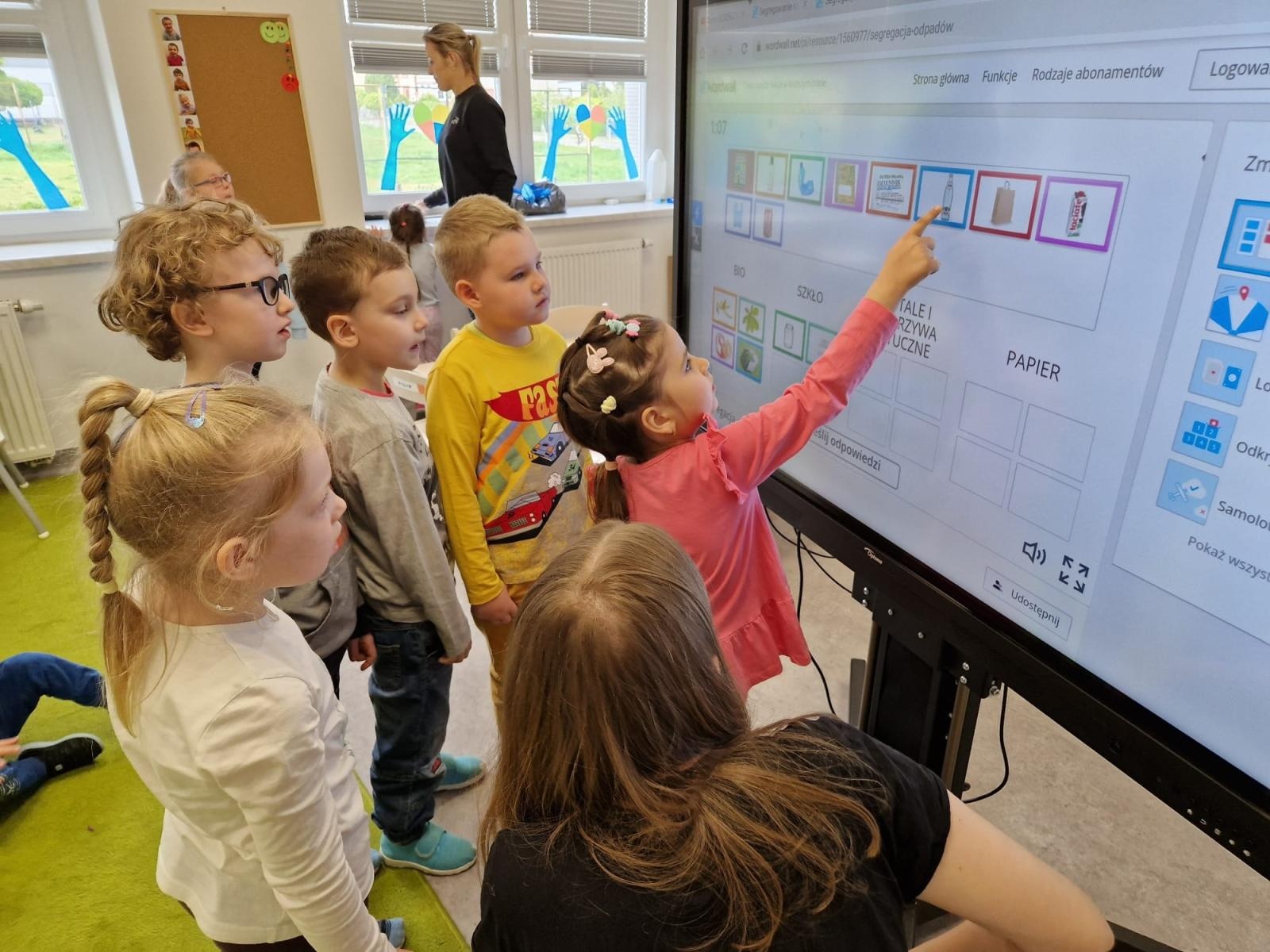 Zdjęcie w galerii na portalu naszraciborz.pl: Śmieciomoda wiosna 2024 wiadomości z regionu