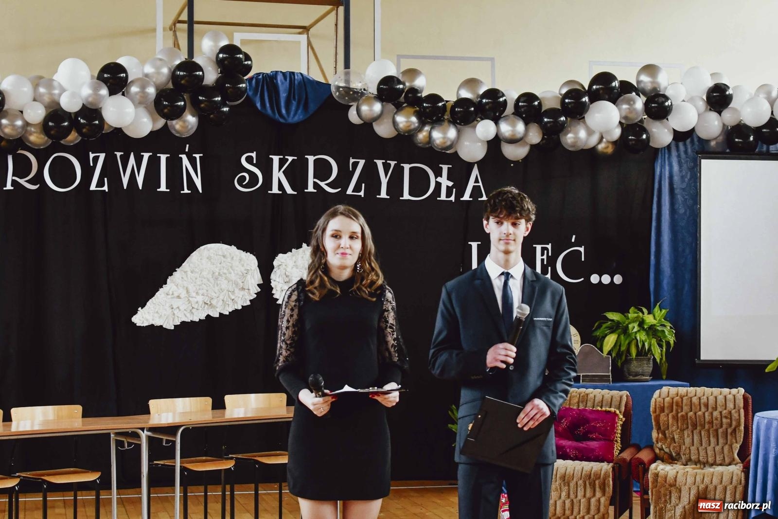 Zdjęcie w galerii na portalu naszraciborz.pl: Licealiści z Dwójki gotowi do matury. II LO pożegnało maturzystów wiadomości z regionu