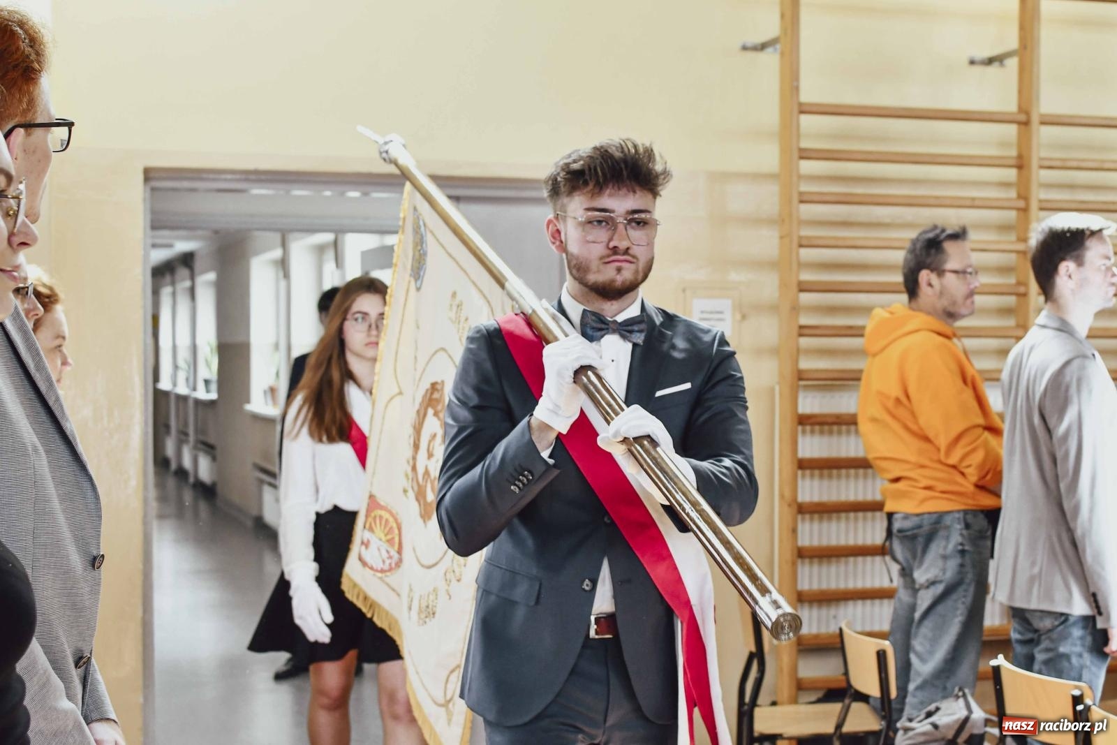 Zdjęcie w galerii na portalu naszraciborz.pl: Licealiści z Dwójki gotowi do matury. II LO pożegnało maturzystów wiadomości z regionu