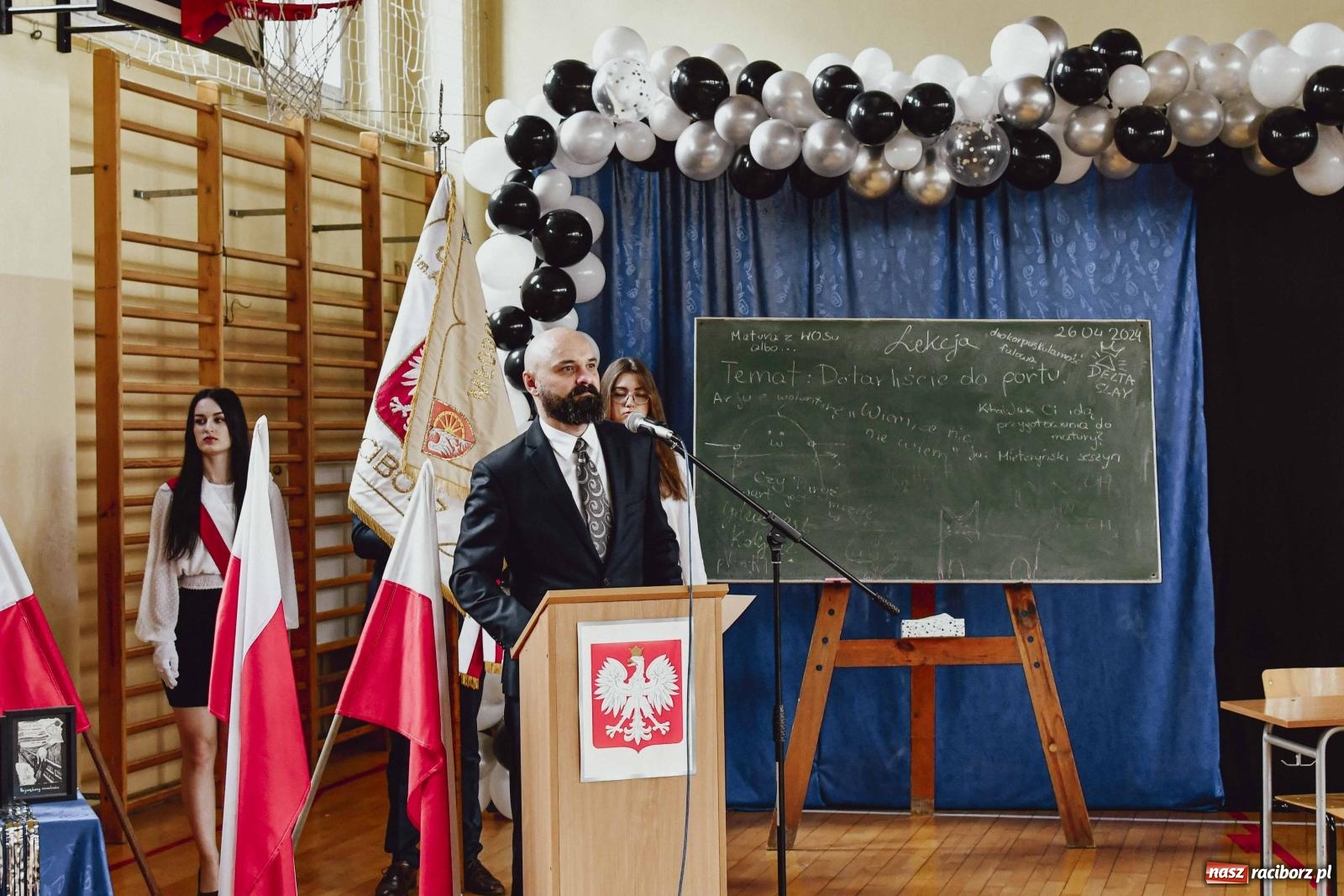 Zdjęcie w galerii na portalu naszraciborz.pl: Licealiści z Dwójki gotowi do matury. II LO pożegnało maturzystów wiadomości z regionu