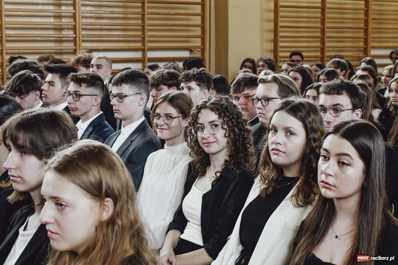 Zdjęcie w galerii na portalu naszraciborz.pl: Licealiści z Dwójki gotowi do matury. II LO pożegnało maturzystów wiadomości z regionu