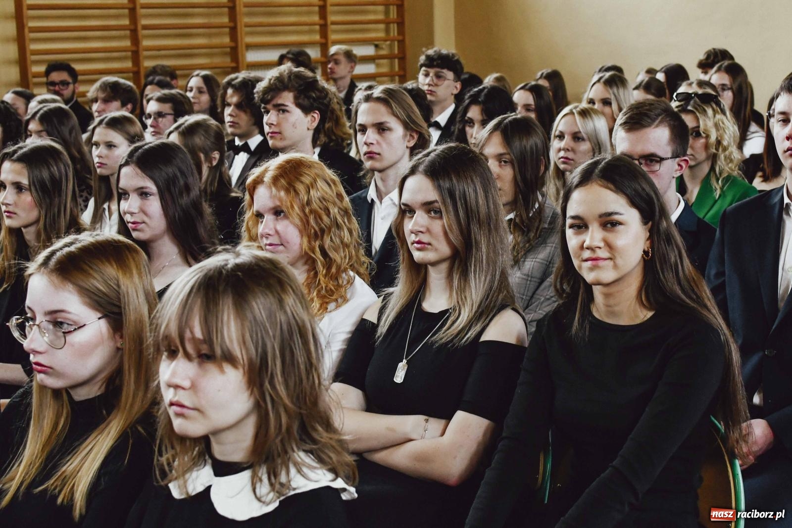 Zdjęcie w galerii na portalu naszraciborz.pl: Licealiści z Dwójki gotowi do matury. II LO pożegnało maturzystów wiadomości z regionu