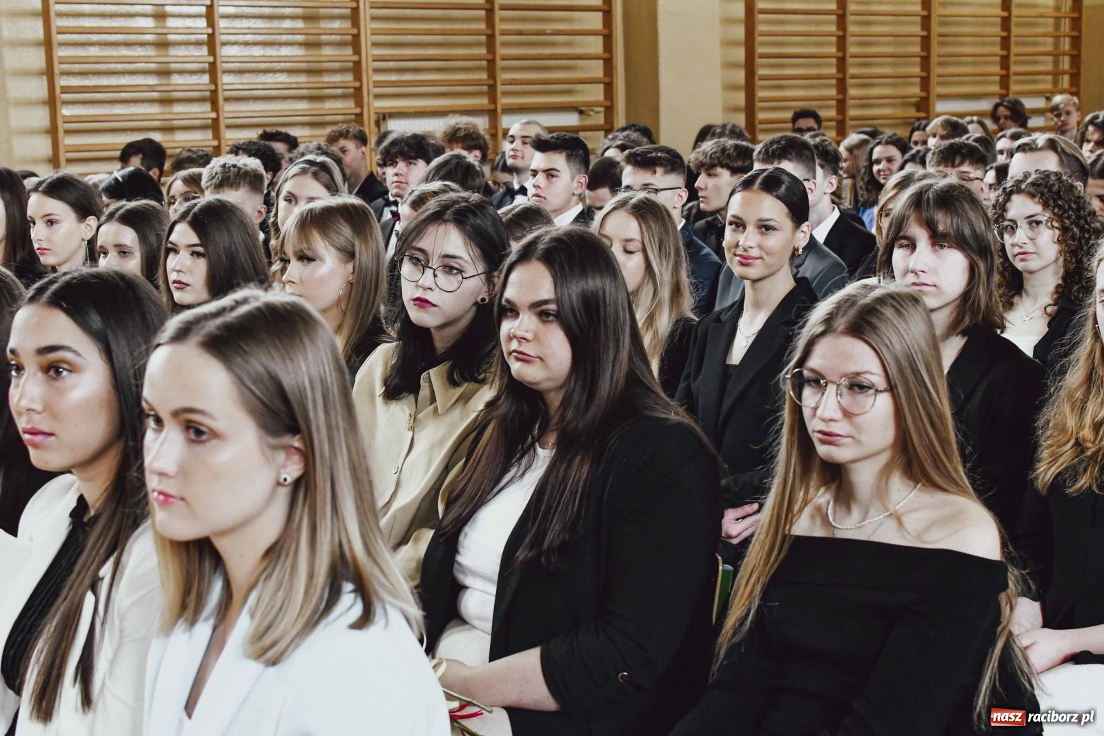 Zdjęcie w galerii na portalu naszraciborz.pl: Licealiści z Dwójki gotowi do matury. II LO pożegnało maturzystów wiadomości z regionu