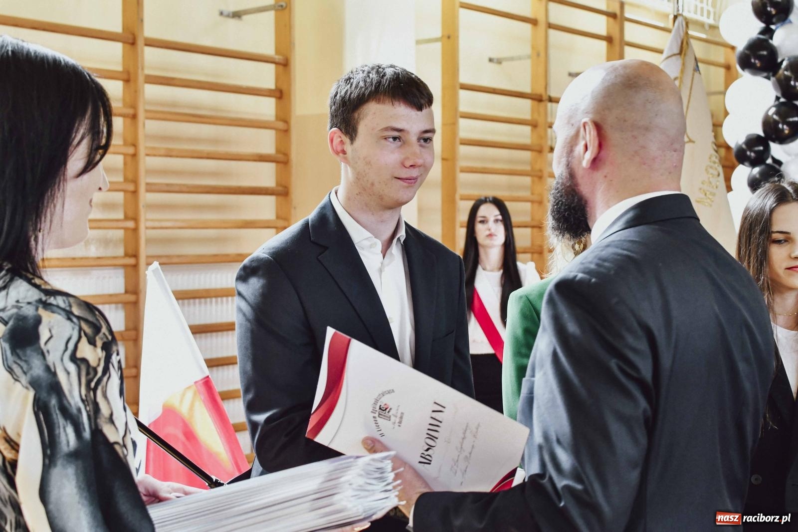 Zdjęcie w galerii na portalu naszraciborz.pl: Licealiści z Dwójki gotowi do matury. II LO pożegnało maturzystów wiadomości z regionu