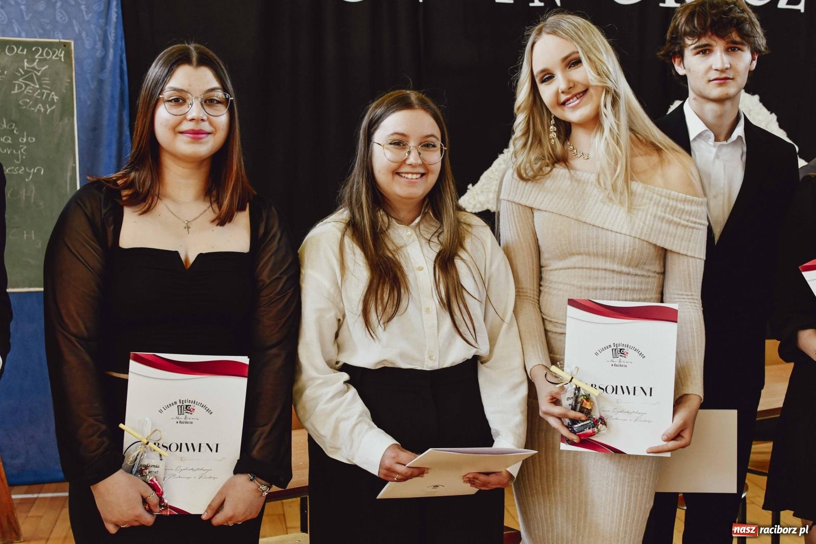 Zdjęcie w galerii na portalu naszraciborz.pl: Licealiści z Dwójki gotowi do matury. II LO pożegnało maturzystów wiadomości z regionu