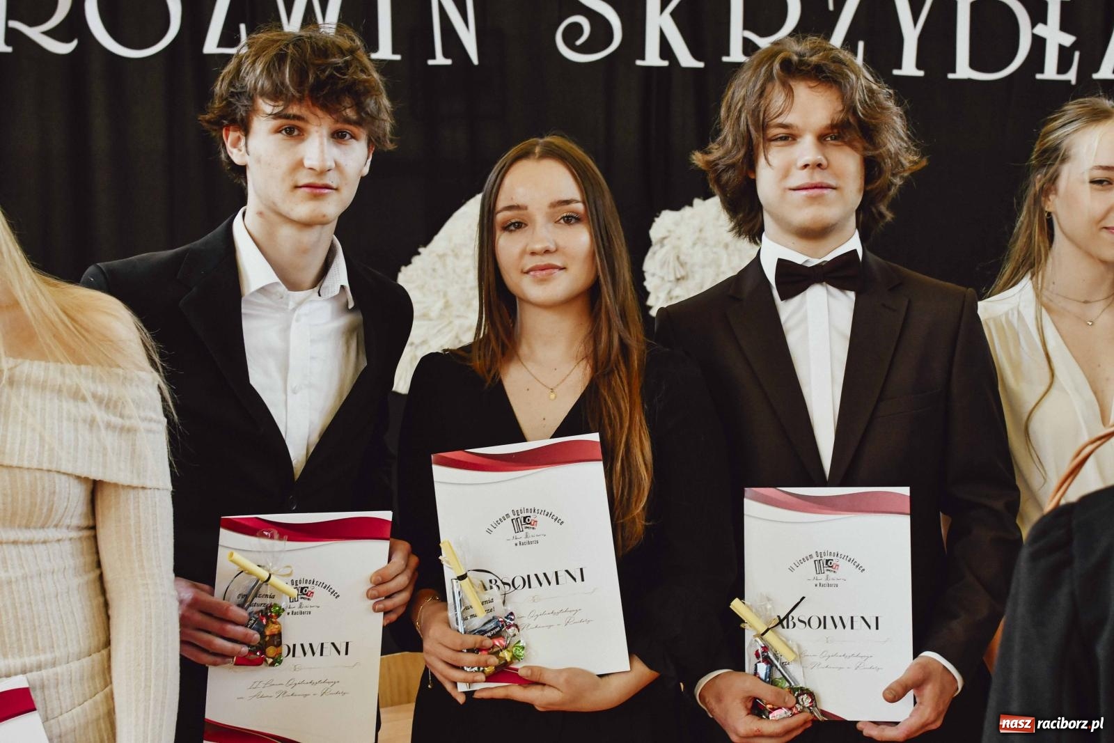 Zdjęcie w galerii na portalu naszraciborz.pl: Licealiści z Dwójki gotowi do matury. II LO pożegnało maturzystów wiadomości z regionu