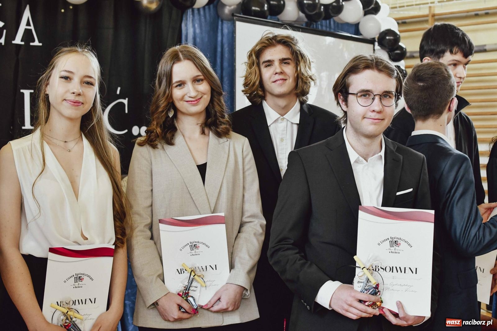 Zdjęcie w galerii na portalu naszraciborz.pl: Licealiści z Dwójki gotowi do matury. II LO pożegnało maturzystów wiadomości z regionu