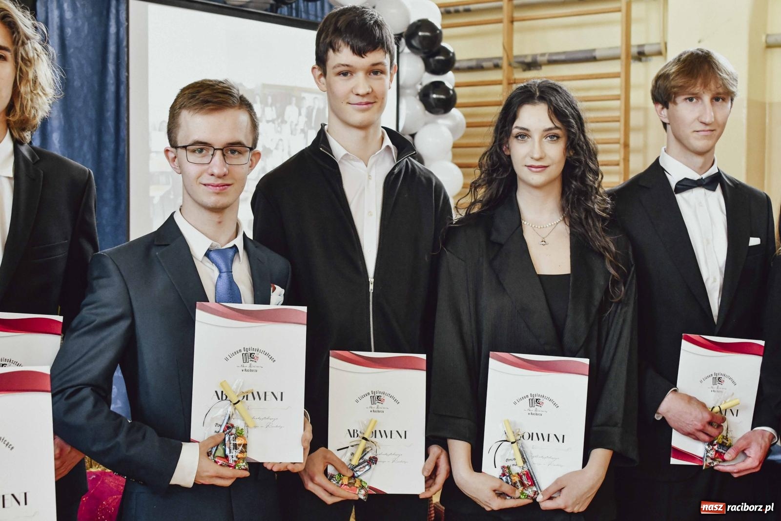 Zdjęcie w galerii na portalu naszraciborz.pl: Licealiści z Dwójki gotowi do matury. II LO pożegnało maturzystów wiadomości z regionu