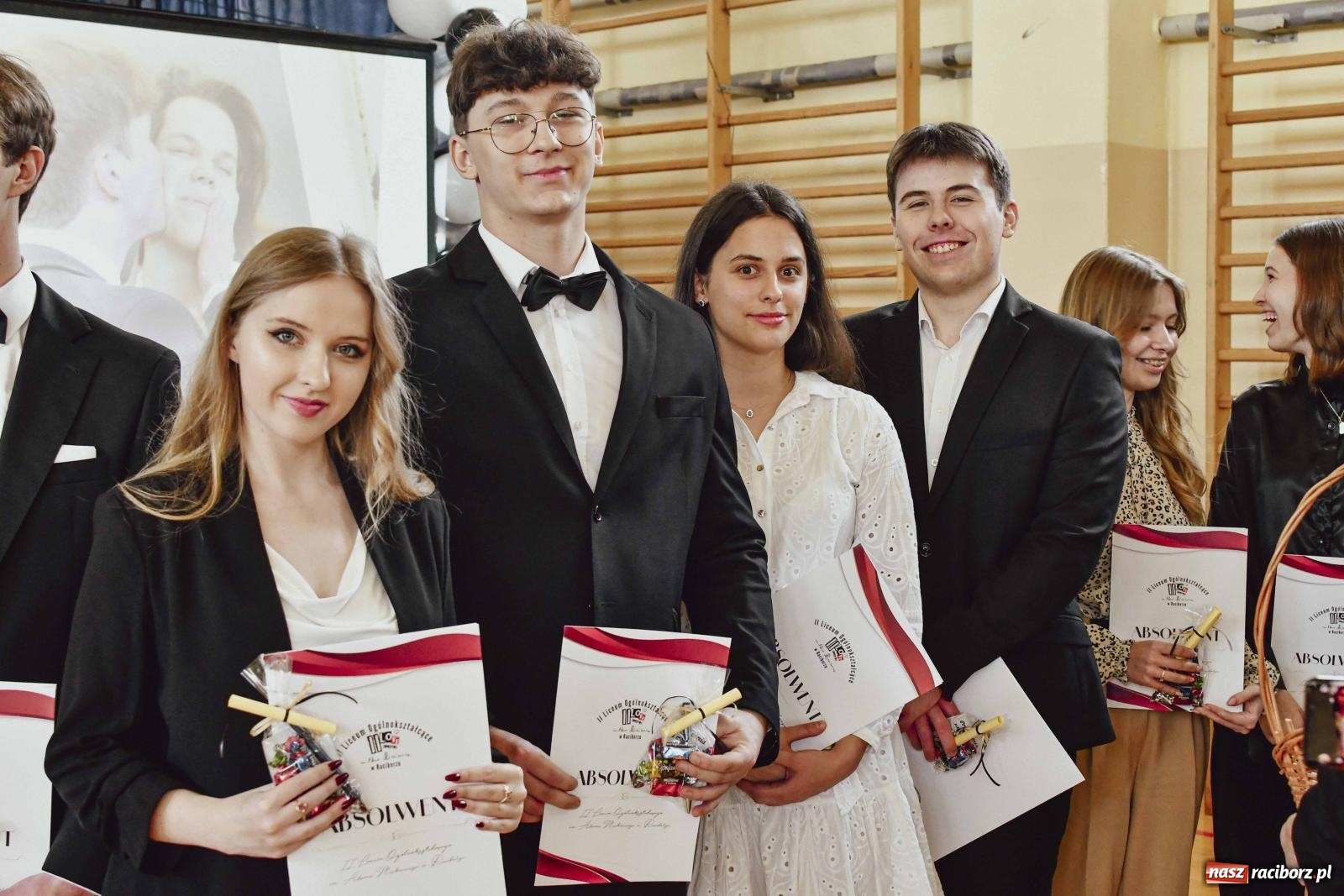 Zdjęcie w galerii na portalu naszraciborz.pl: Licealiści z Dwójki gotowi do matury. II LO pożegnało maturzystów wiadomości z regionu