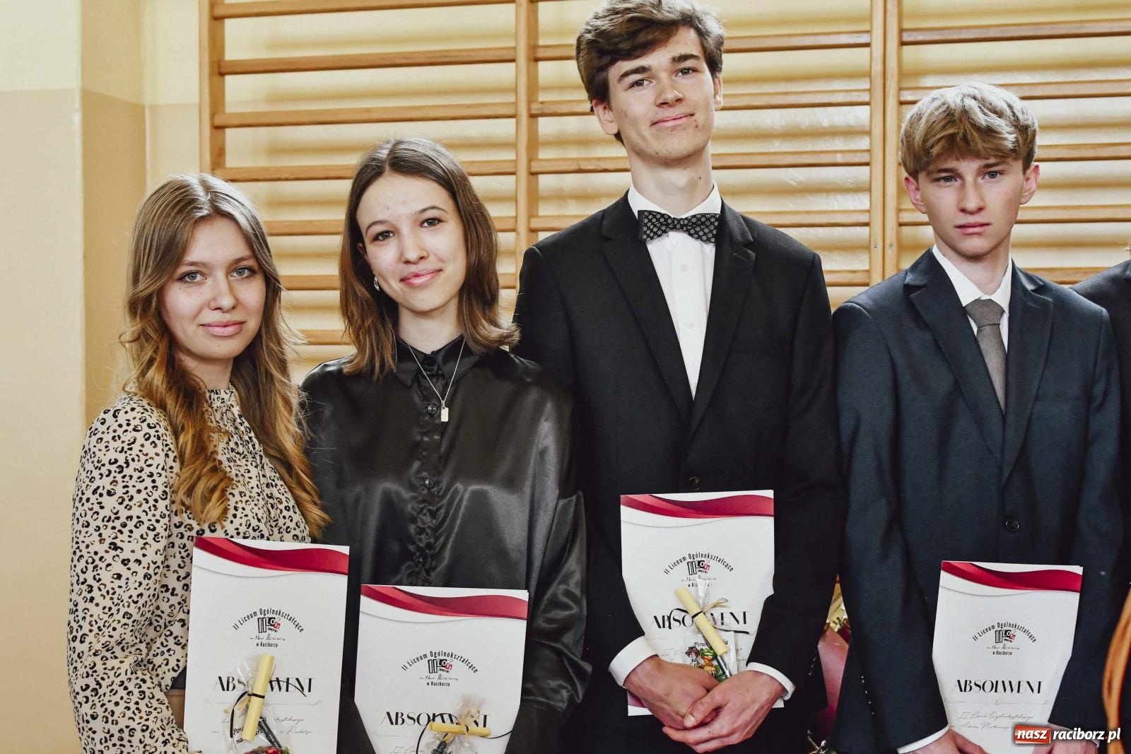 Zdjęcie w galerii na portalu naszraciborz.pl: Licealiści z Dwójki gotowi do matury. II LO pożegnało maturzystów wiadomości z regionu