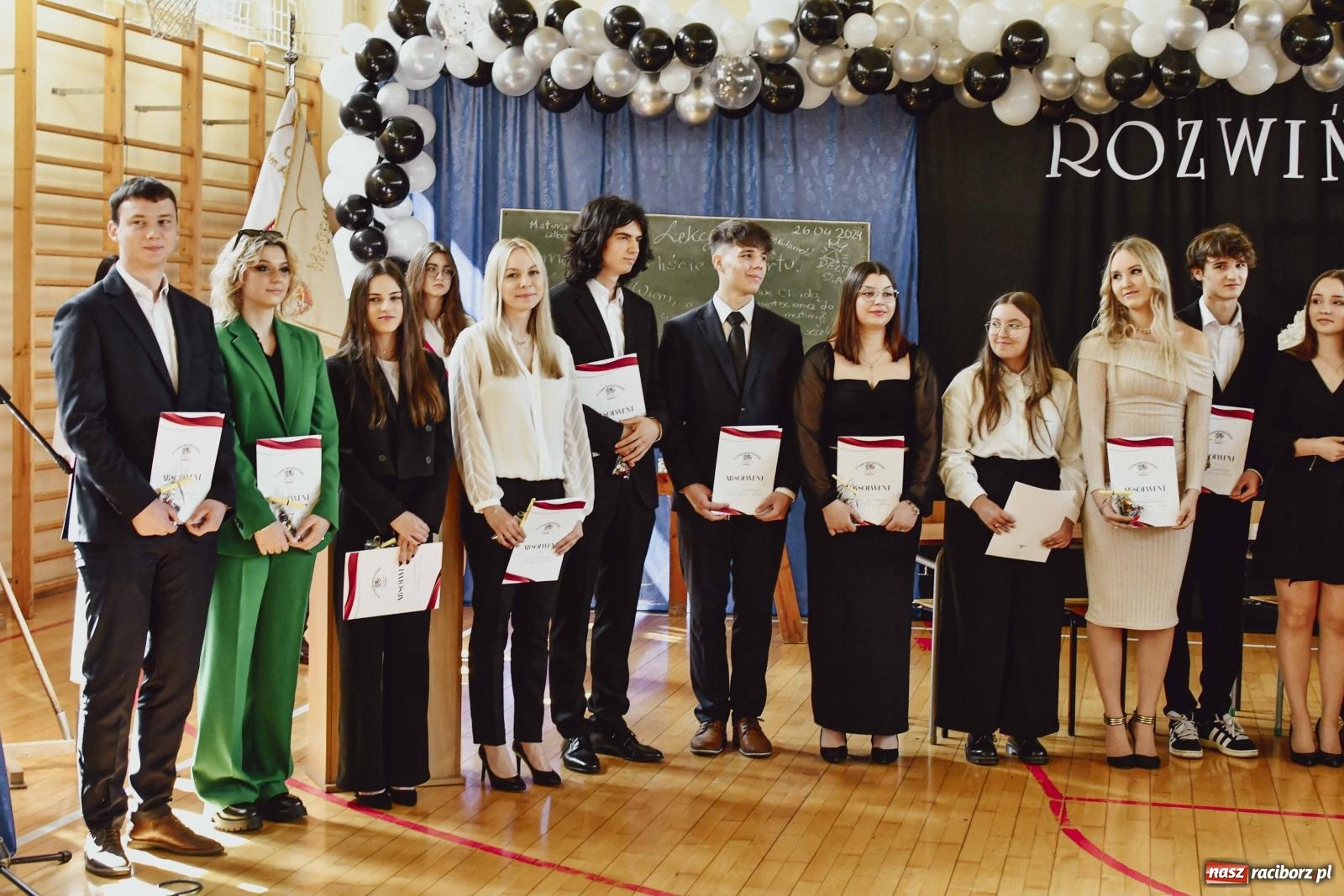 Zdjęcie w galerii na portalu naszraciborz.pl: Licealiści z Dwójki gotowi do matury. II LO pożegnało maturzystów wiadomości z regionu