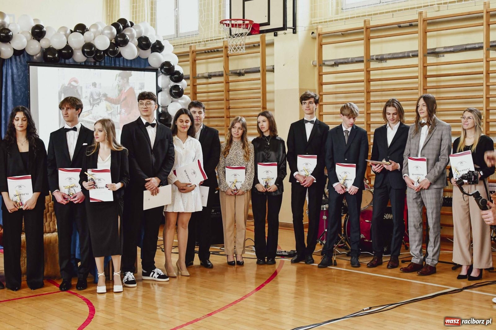 Zdjęcie w galerii na portalu naszraciborz.pl: Licealiści z Dwójki gotowi do matury. II LO pożegnało maturzystów wiadomości z regionu