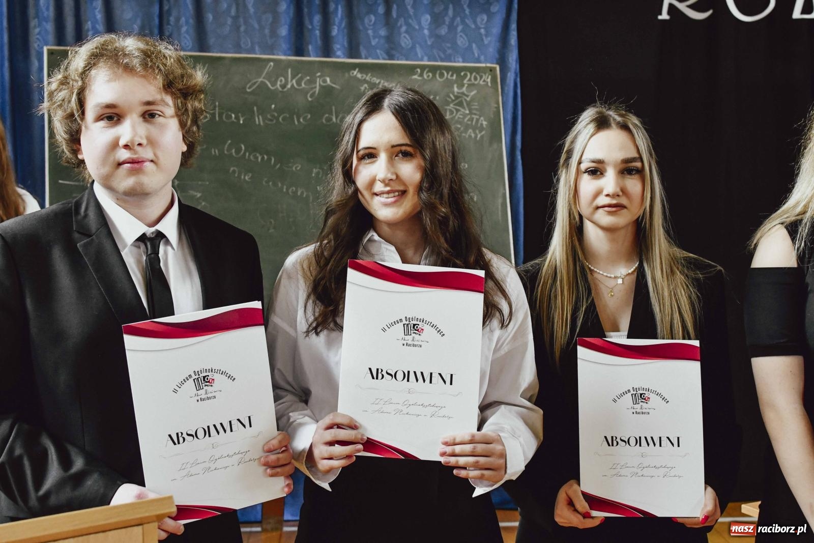 Zdjęcie w galerii na portalu naszraciborz.pl: Licealiści z Dwójki gotowi do matury. II LO pożegnało maturzystów wiadomości z regionu
