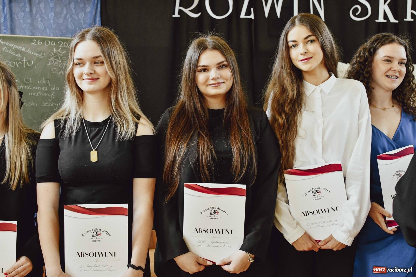 Zdjęcie w galerii na portalu naszraciborz.pl: Licealiści z Dwójki gotowi do matury. II LO pożegnało maturzystów wiadomości z regionu