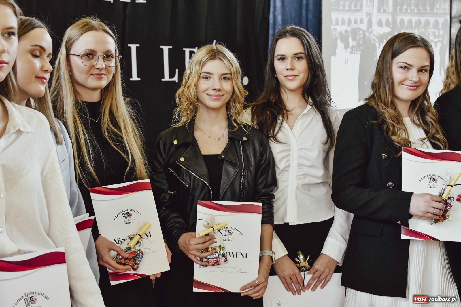 Zdjęcie w galerii na portalu naszraciborz.pl: Licealiści z Dwójki gotowi do matury. II LO pożegnało maturzystów wiadomości z regionu