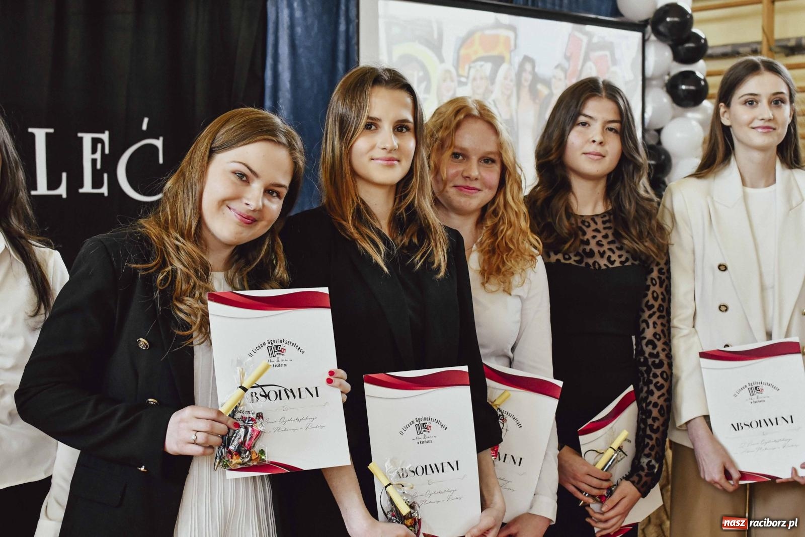 Zdjęcie w galerii na portalu naszraciborz.pl: Licealiści z Dwójki gotowi do matury. II LO pożegnało maturzystów wiadomości z regionu