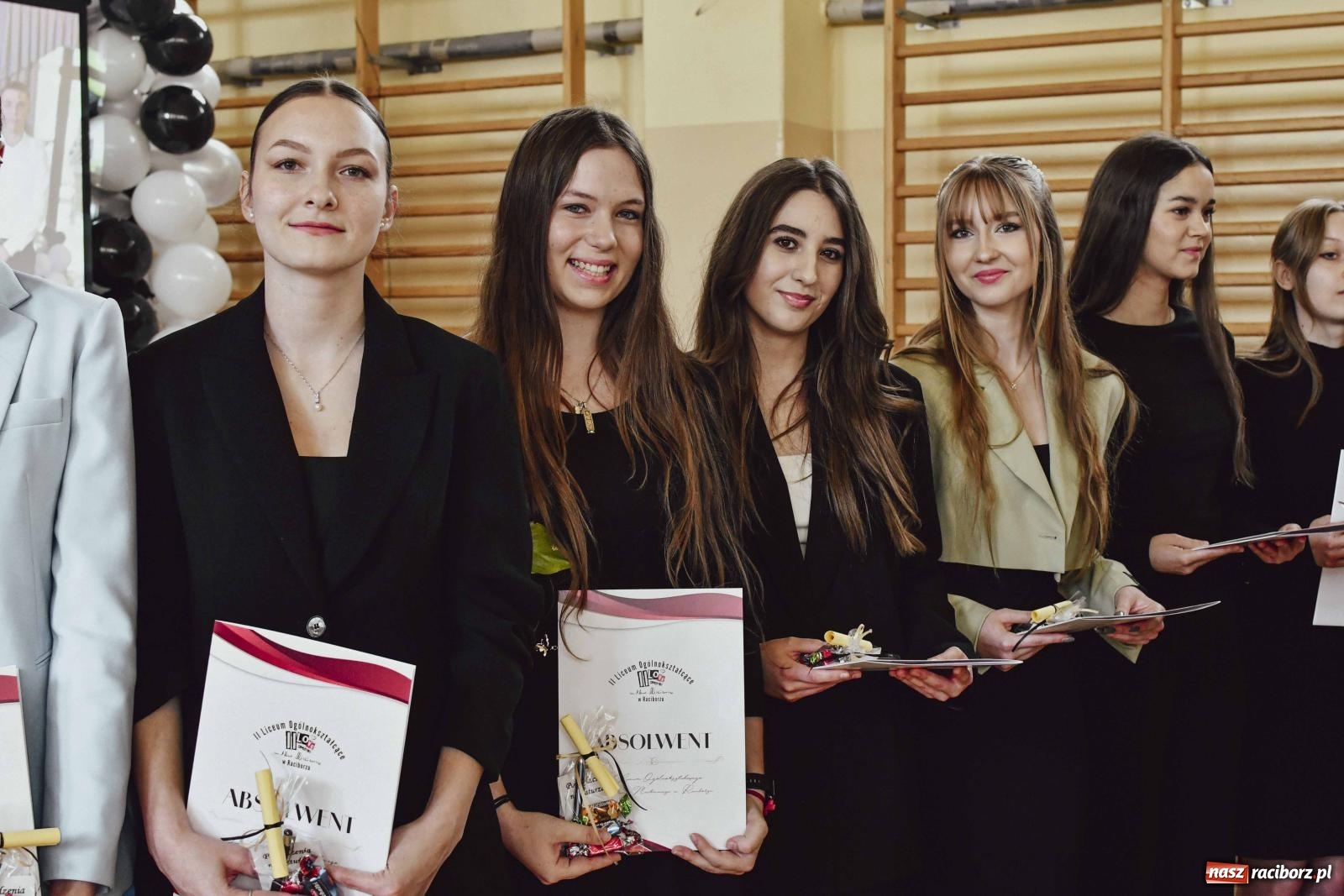 Zdjęcie w galerii na portalu naszraciborz.pl: Licealiści z Dwójki gotowi do matury. II LO pożegnało maturzystów wiadomości z regionu