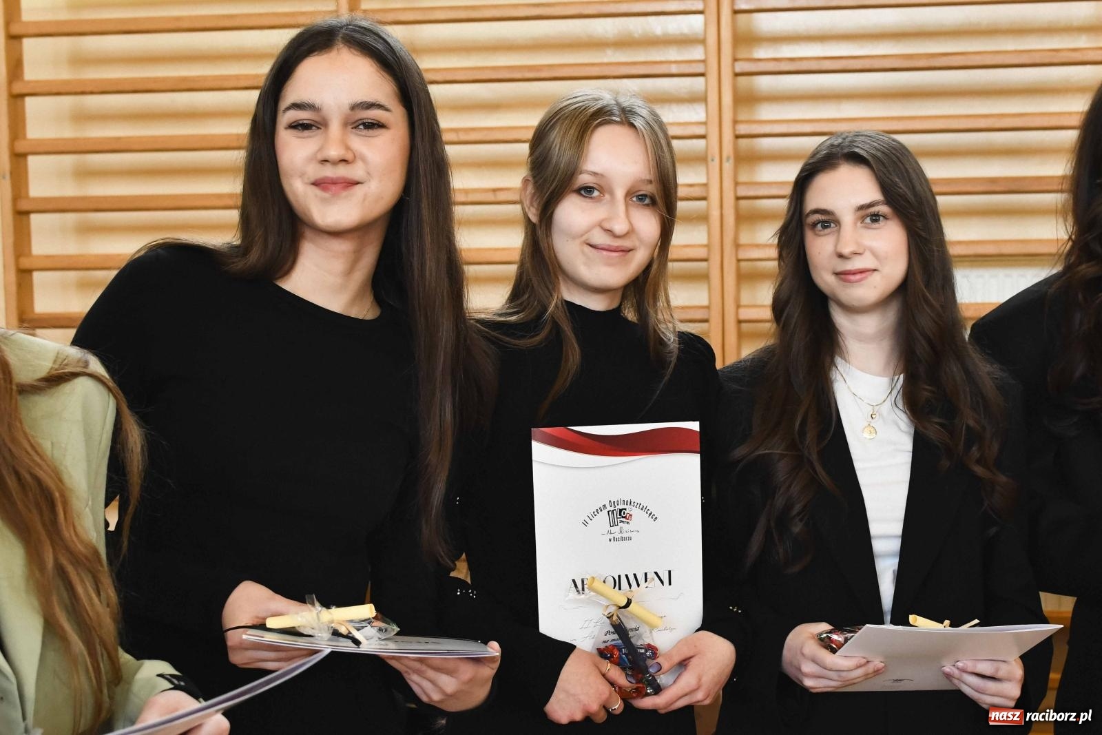 Zdjęcie w galerii na portalu naszraciborz.pl: Licealiści z Dwójki gotowi do matury. II LO pożegnało maturzystów wiadomości z regionu