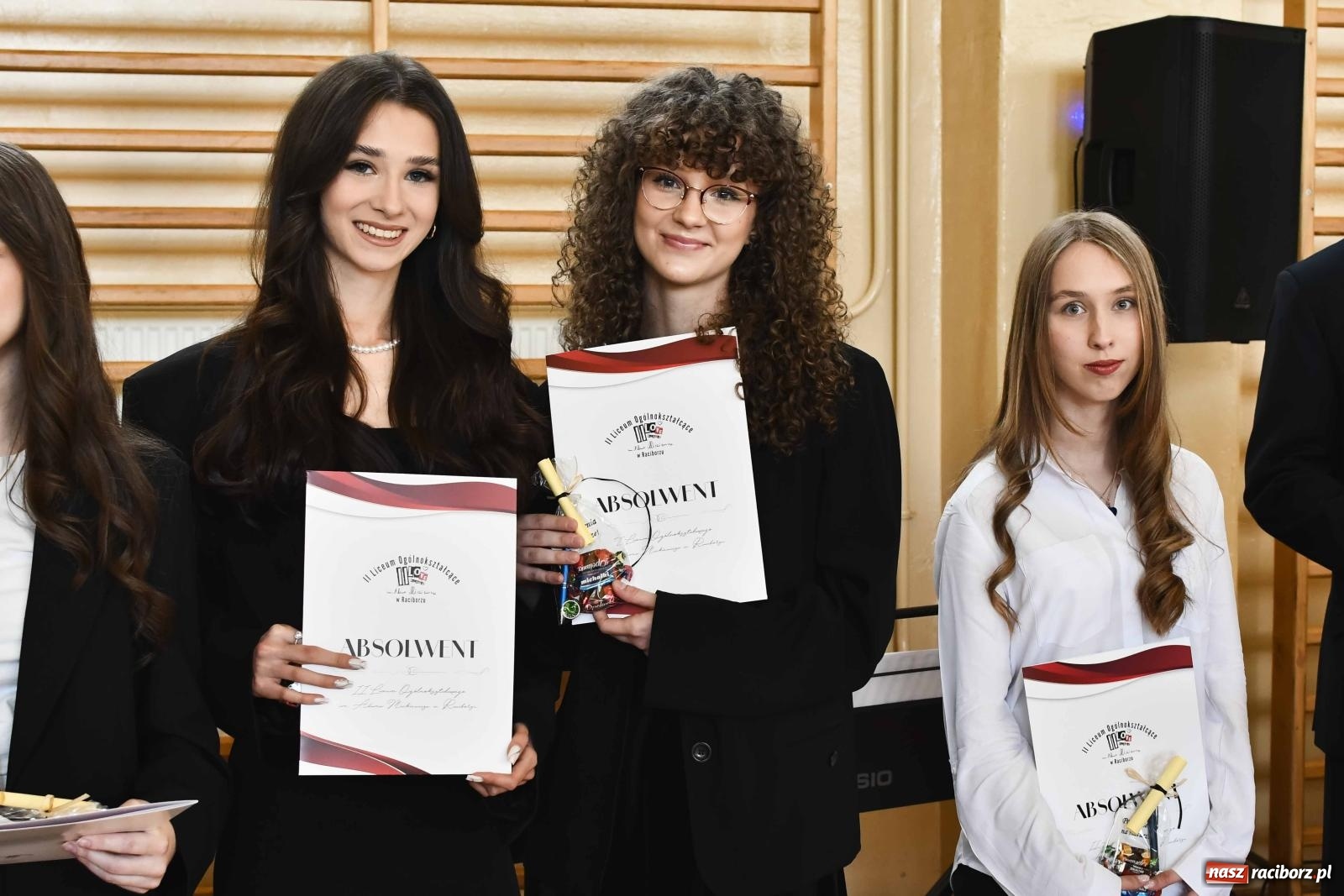 Zdjęcie w galerii na portalu naszraciborz.pl: Licealiści z Dwójki gotowi do matury. II LO pożegnało maturzystów wiadomości z regionu