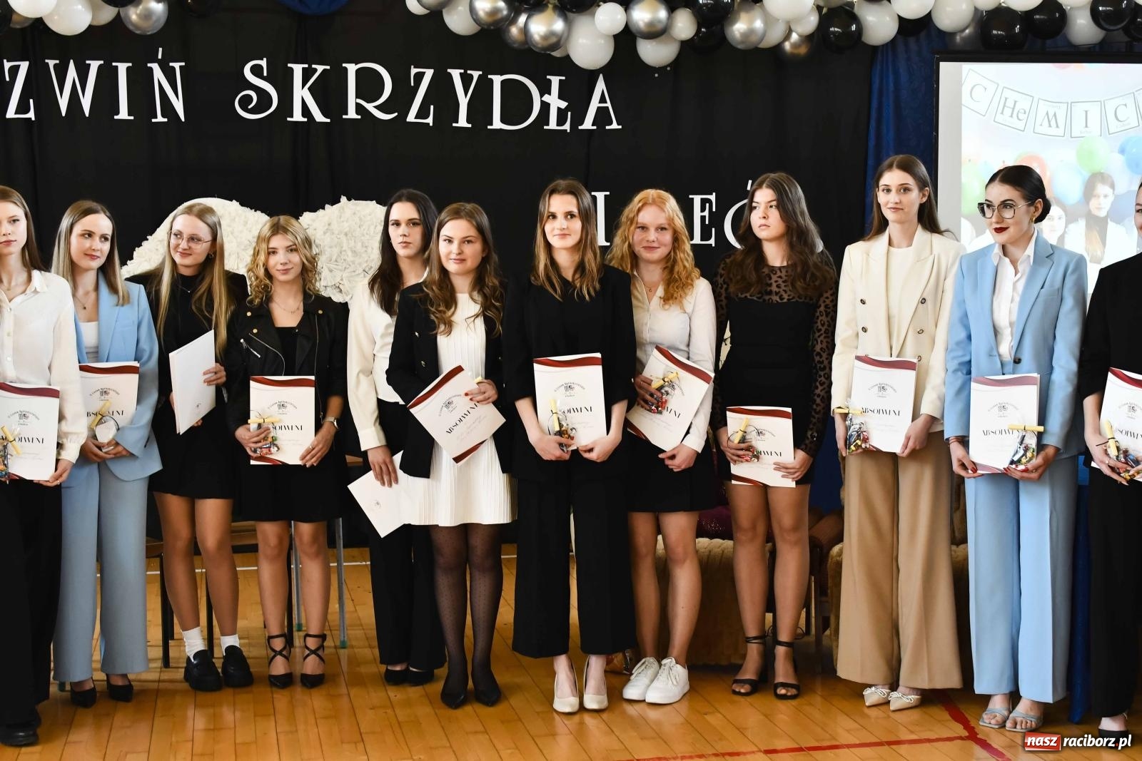 Zdjęcie w galerii na portalu naszraciborz.pl: Licealiści z Dwójki gotowi do matury. II LO pożegnało maturzystów wiadomości z regionu