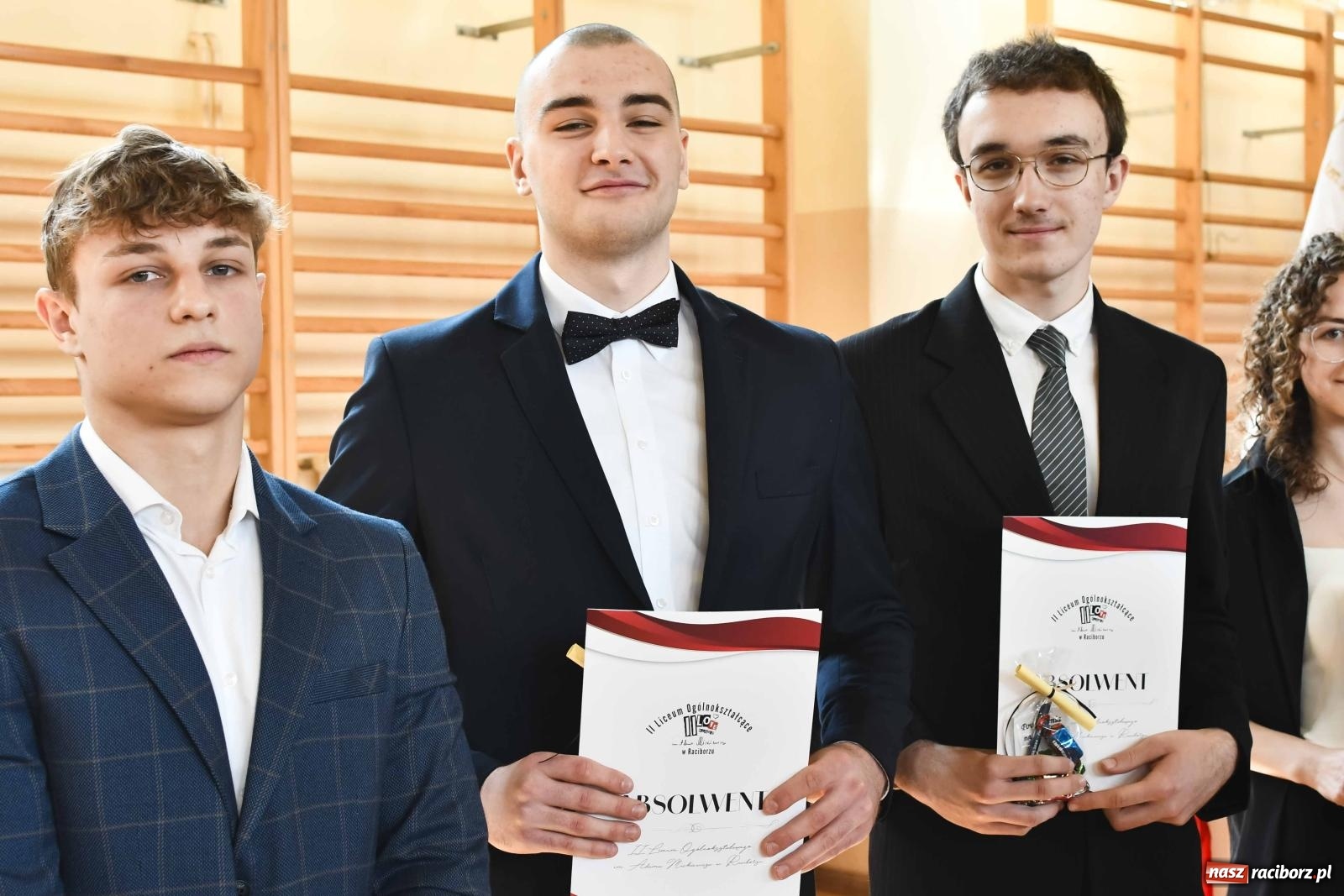 Zdjęcie w galerii na portalu naszraciborz.pl: Licealiści z Dwójki gotowi do matury. II LO pożegnało maturzystów wiadomości z regionu