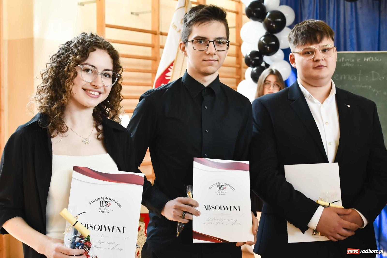 Zdjęcie w galerii na portalu naszraciborz.pl: Licealiści z Dwójki gotowi do matury. II LO pożegnało maturzystów wiadomości z regionu