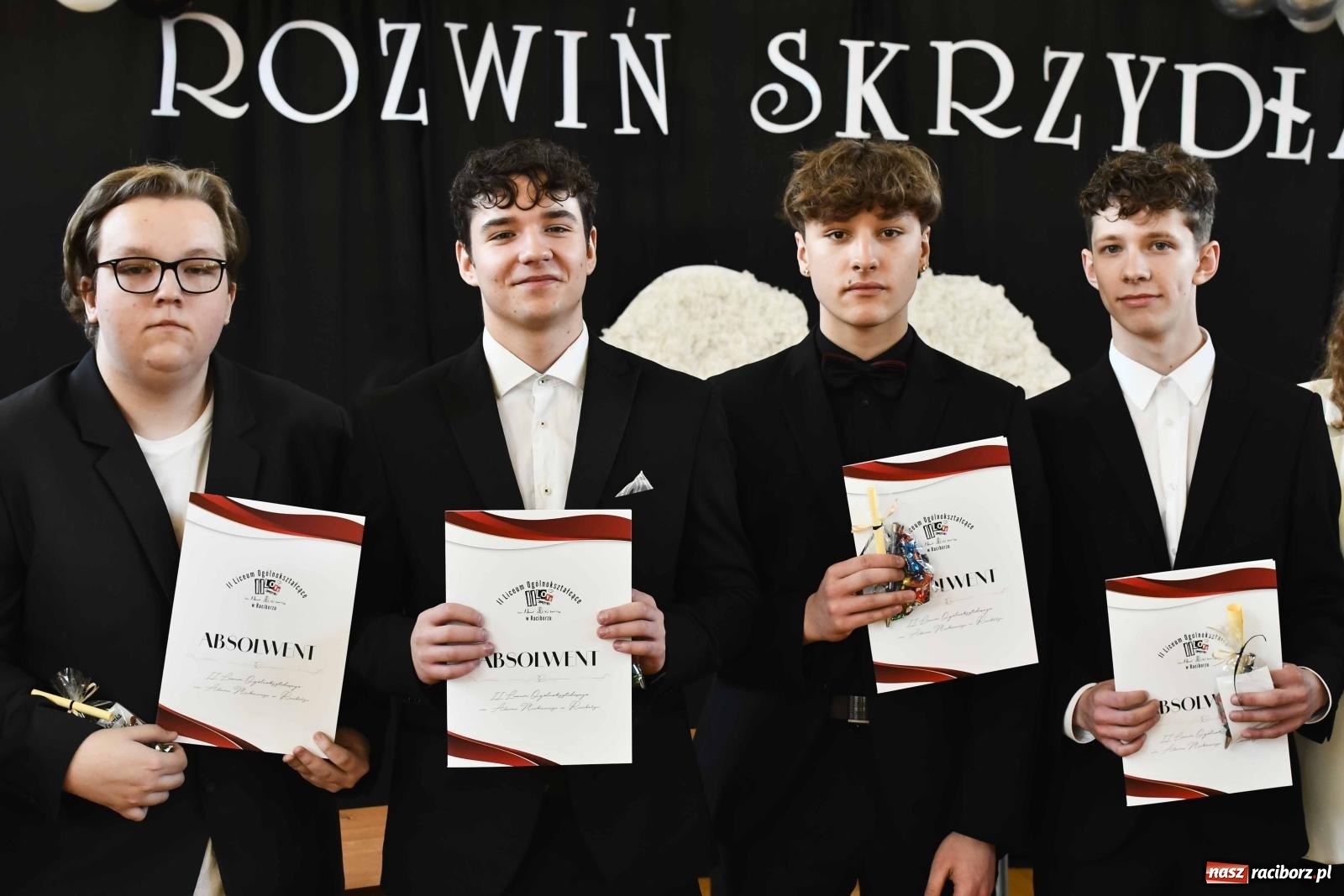 Zdjęcie w galerii na portalu naszraciborz.pl: Licealiści z Dwójki gotowi do matury. II LO pożegnało maturzystów wiadomości z regionu