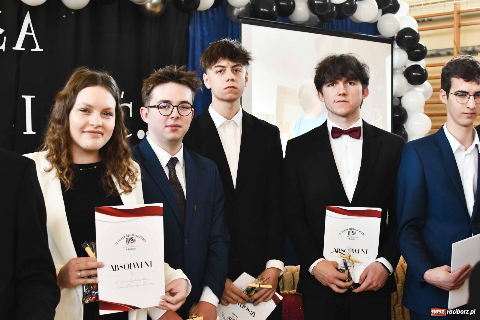 Zdjęcie w galerii na portalu naszraciborz.pl: Licealiści z Dwójki gotowi do matury. II LO pożegnało maturzystów wiadomości z regionu