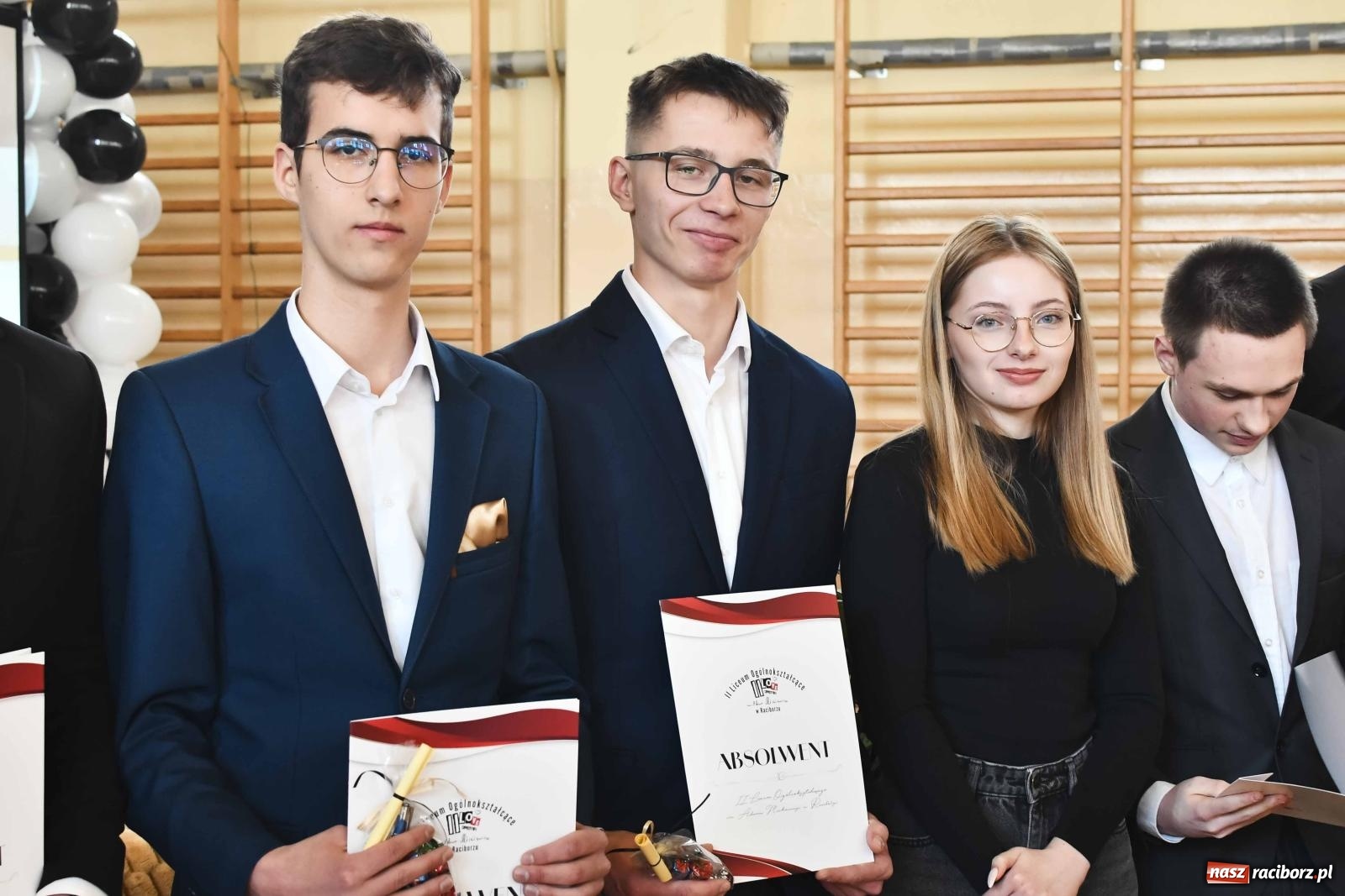 Zdjęcie w galerii na portalu naszraciborz.pl: Licealiści z Dwójki gotowi do matury. II LO pożegnało maturzystów wiadomości z regionu