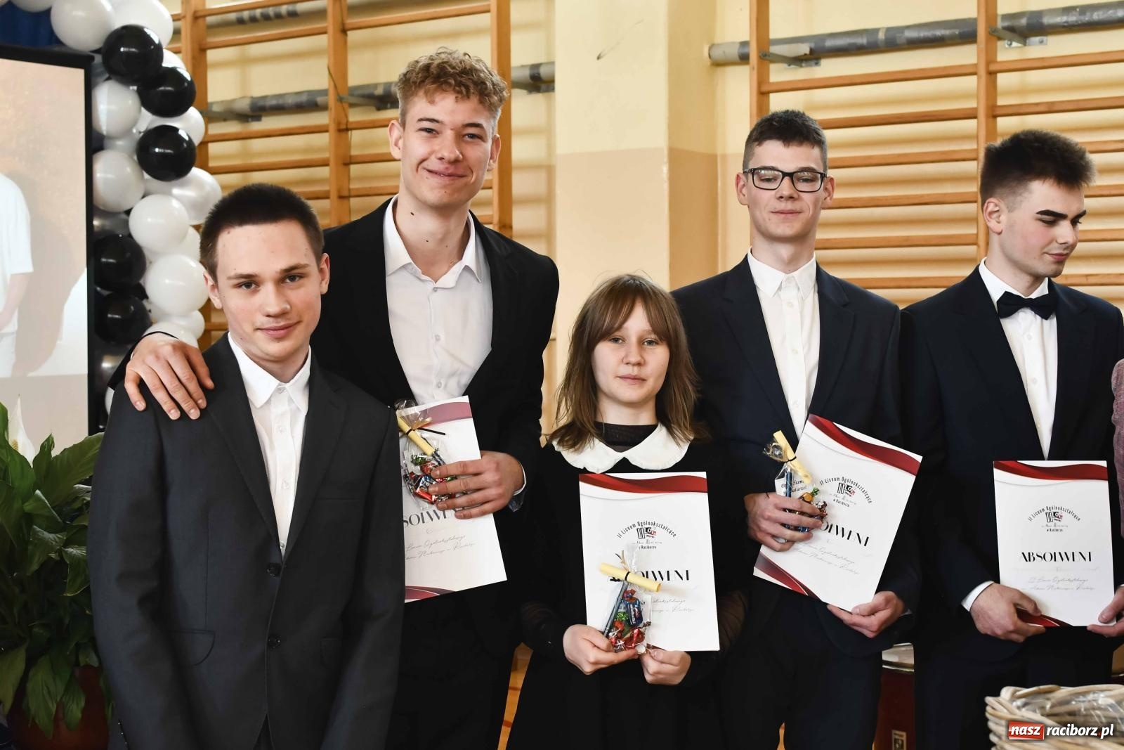 Zdjęcie w galerii na portalu naszraciborz.pl: Licealiści z Dwójki gotowi do matury. II LO pożegnało maturzystów wiadomości z regionu