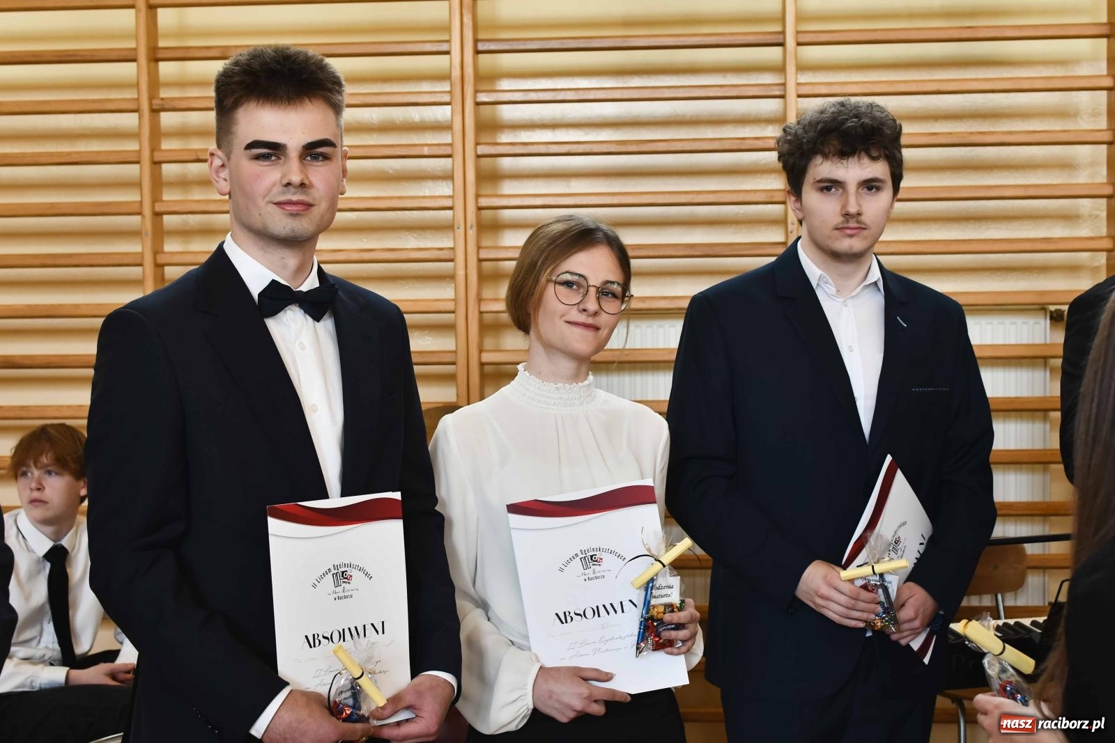 Zdjęcie w galerii na portalu naszraciborz.pl: Licealiści z Dwójki gotowi do matury. II LO pożegnało maturzystów wiadomości z regionu