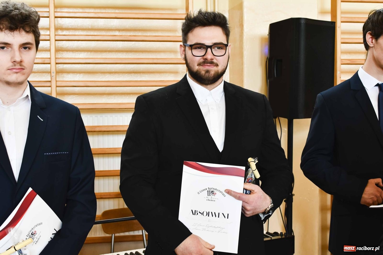 Zdjęcie w galerii na portalu naszraciborz.pl: Licealiści z Dwójki gotowi do matury. II LO pożegnało maturzystów wiadomości z regionu