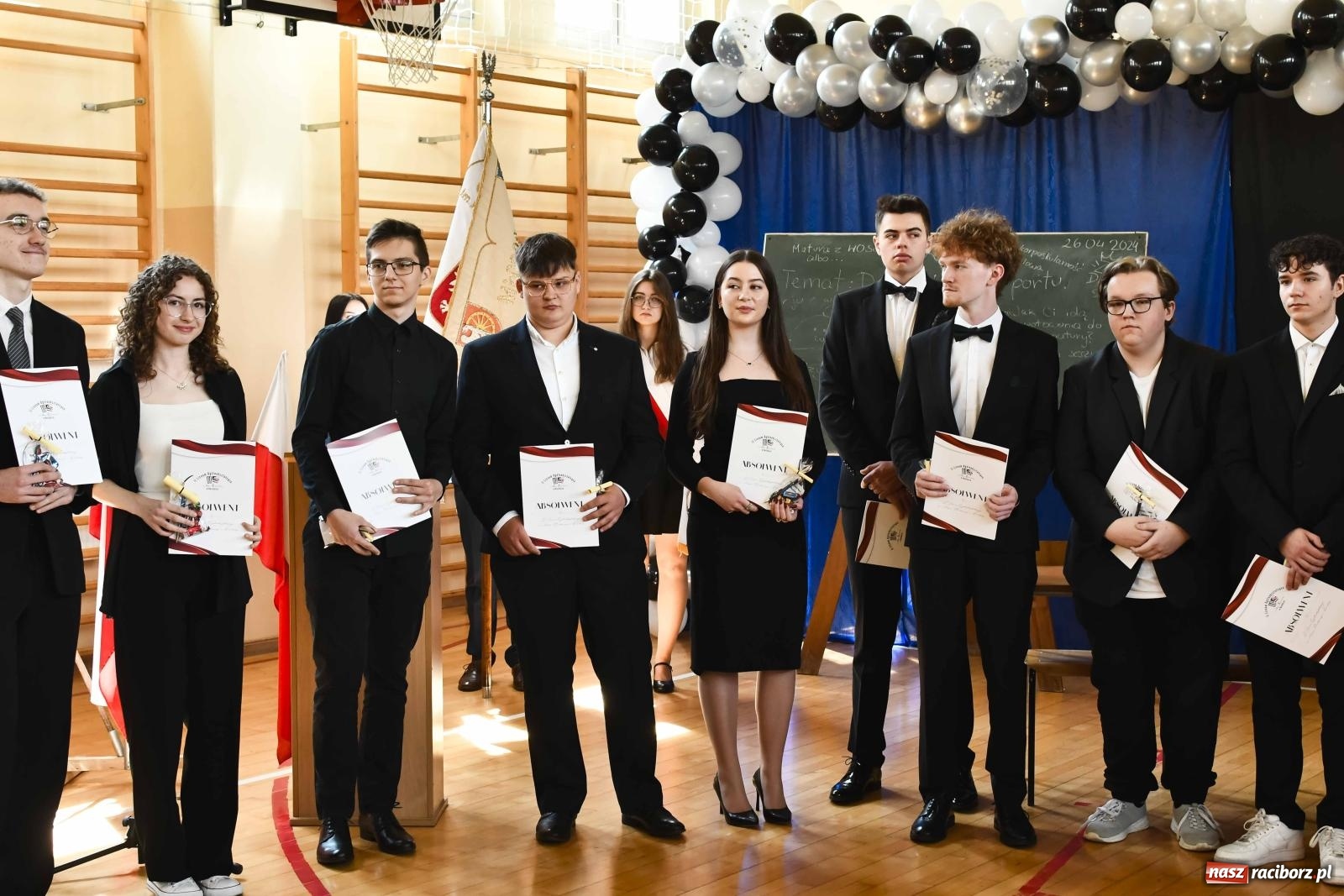 Zdjęcie w galerii na portalu naszraciborz.pl: Licealiści z Dwójki gotowi do matury. II LO pożegnało maturzystów wiadomości z regionu