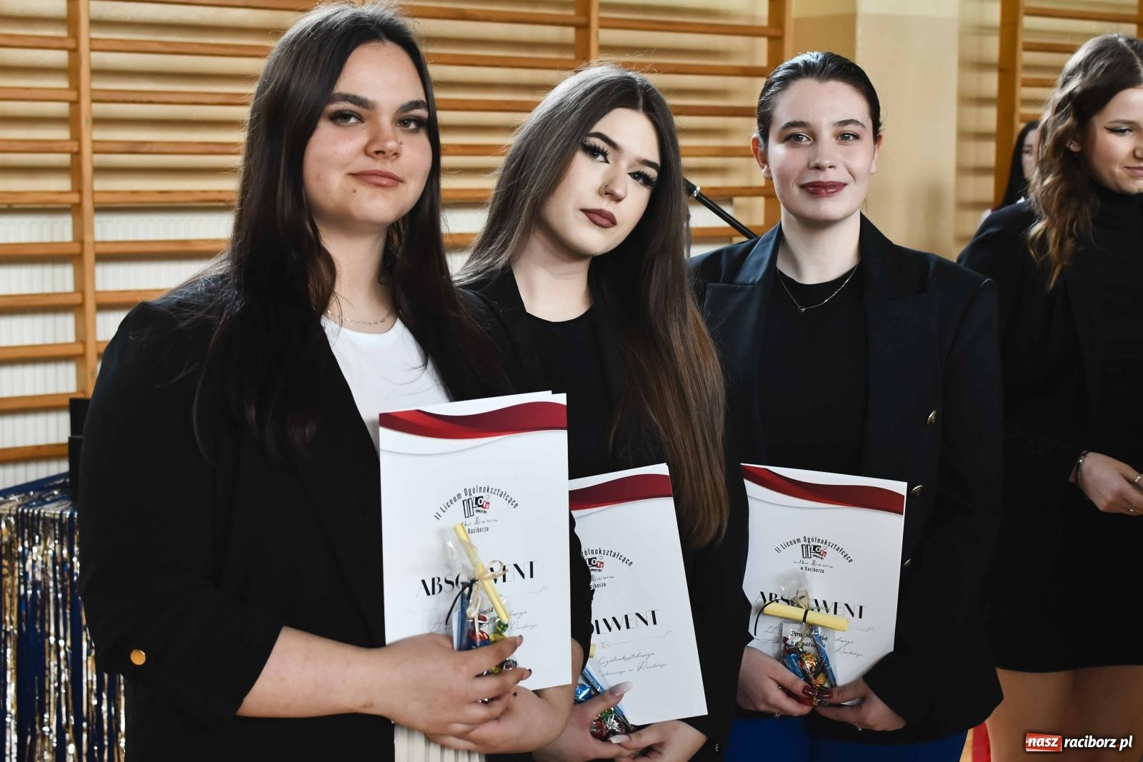 Zdjęcie w galerii na portalu naszraciborz.pl: Licealiści z Dwójki gotowi do matury. II LO pożegnało maturzystów wiadomości z regionu