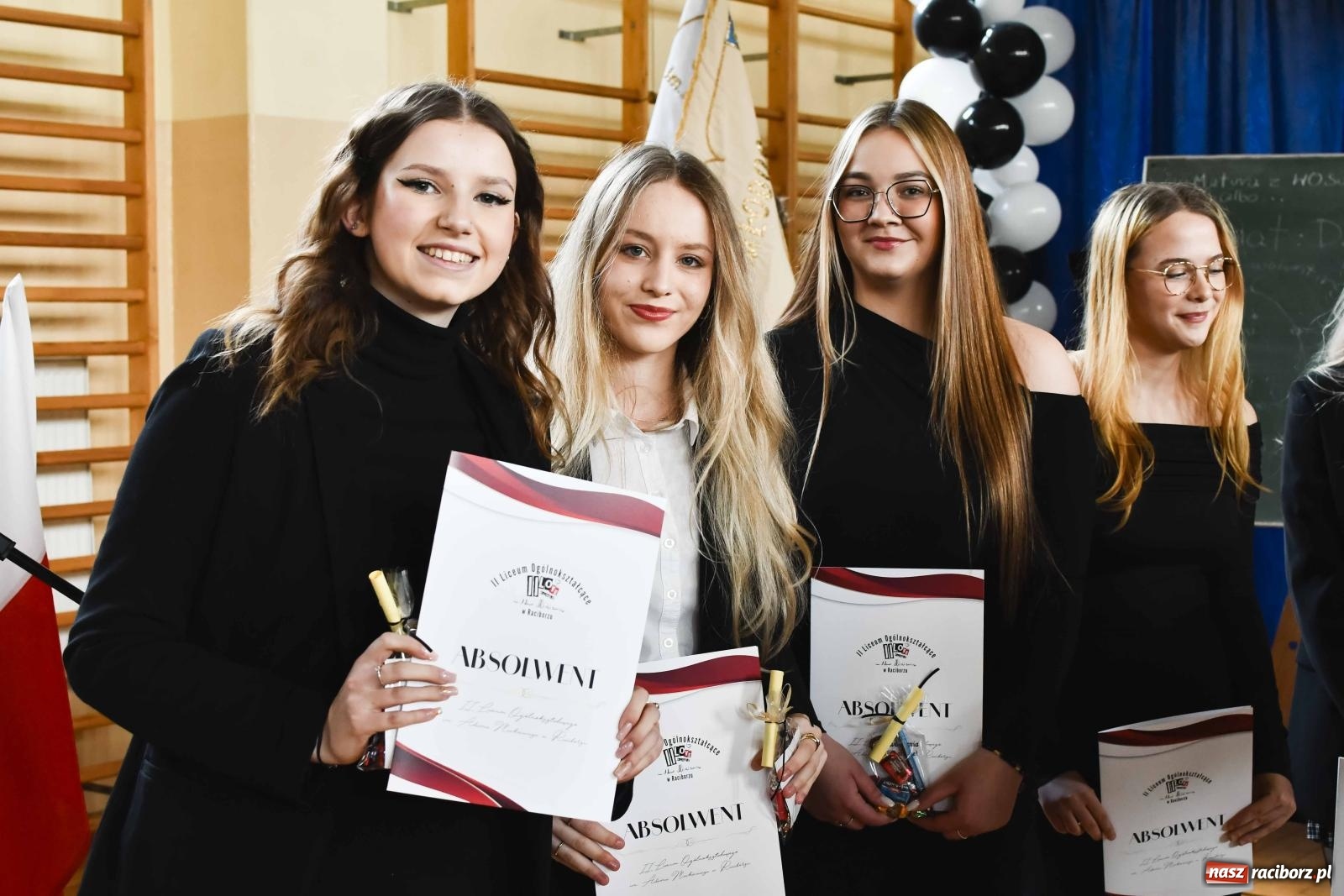 Zdjęcie w galerii na portalu naszraciborz.pl: Licealiści z Dwójki gotowi do matury. II LO pożegnało maturzystów wiadomości z regionu