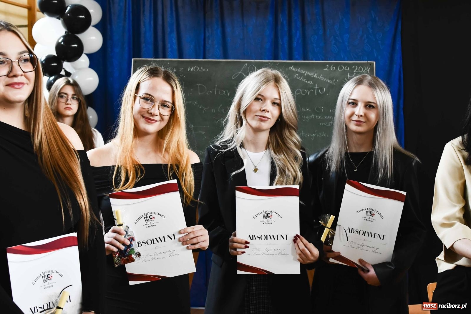 Zdjęcie w galerii na portalu naszraciborz.pl: Licealiści z Dwójki gotowi do matury. II LO pożegnało maturzystów wiadomości z regionu