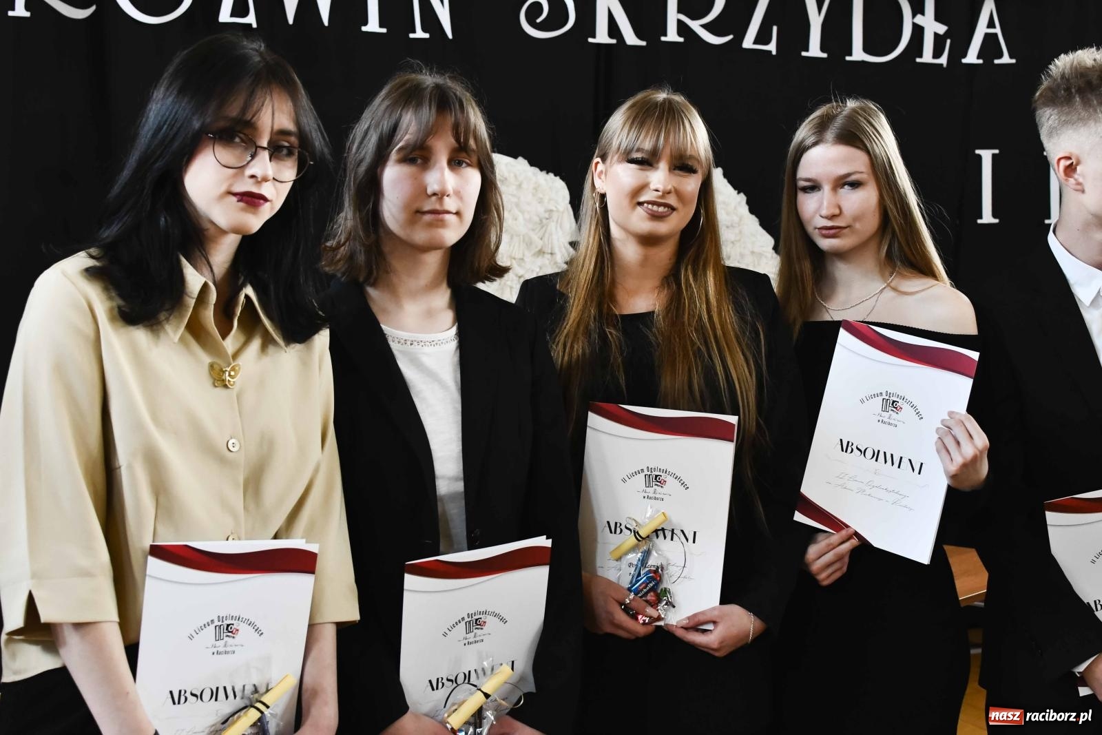 Zdjęcie w galerii na portalu naszraciborz.pl: Licealiści z Dwójki gotowi do matury. II LO pożegnało maturzystów wiadomości z regionu