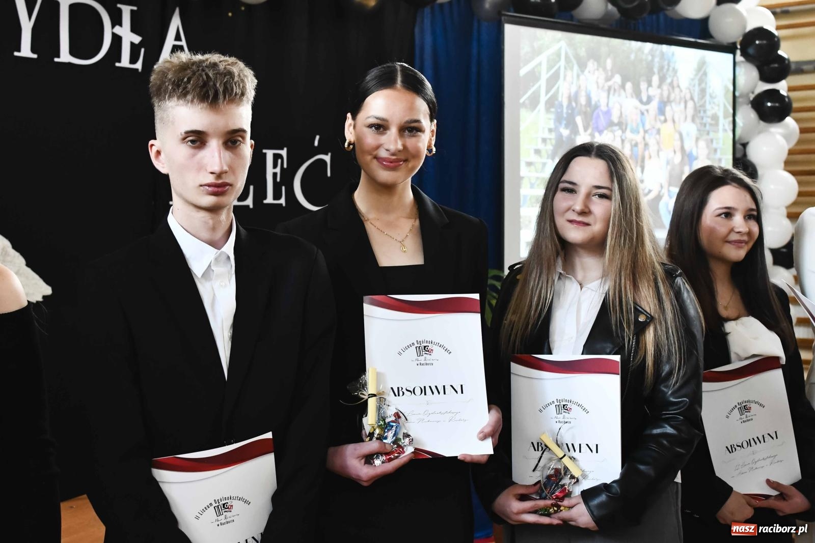 Zdjęcie w galerii na portalu naszraciborz.pl: Licealiści z Dwójki gotowi do matury. II LO pożegnało maturzystów wiadomości z regionu
