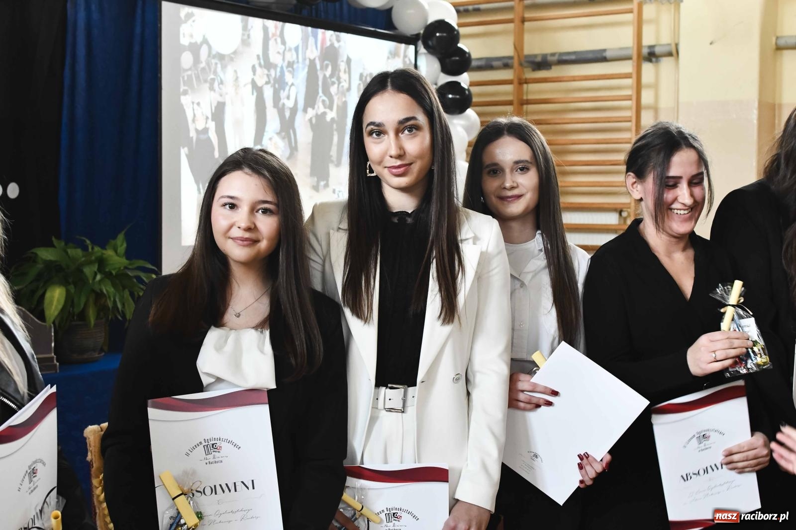 Zdjęcie w galerii na portalu naszraciborz.pl: Licealiści z Dwójki gotowi do matury. II LO pożegnało maturzystów wiadomości z regionu