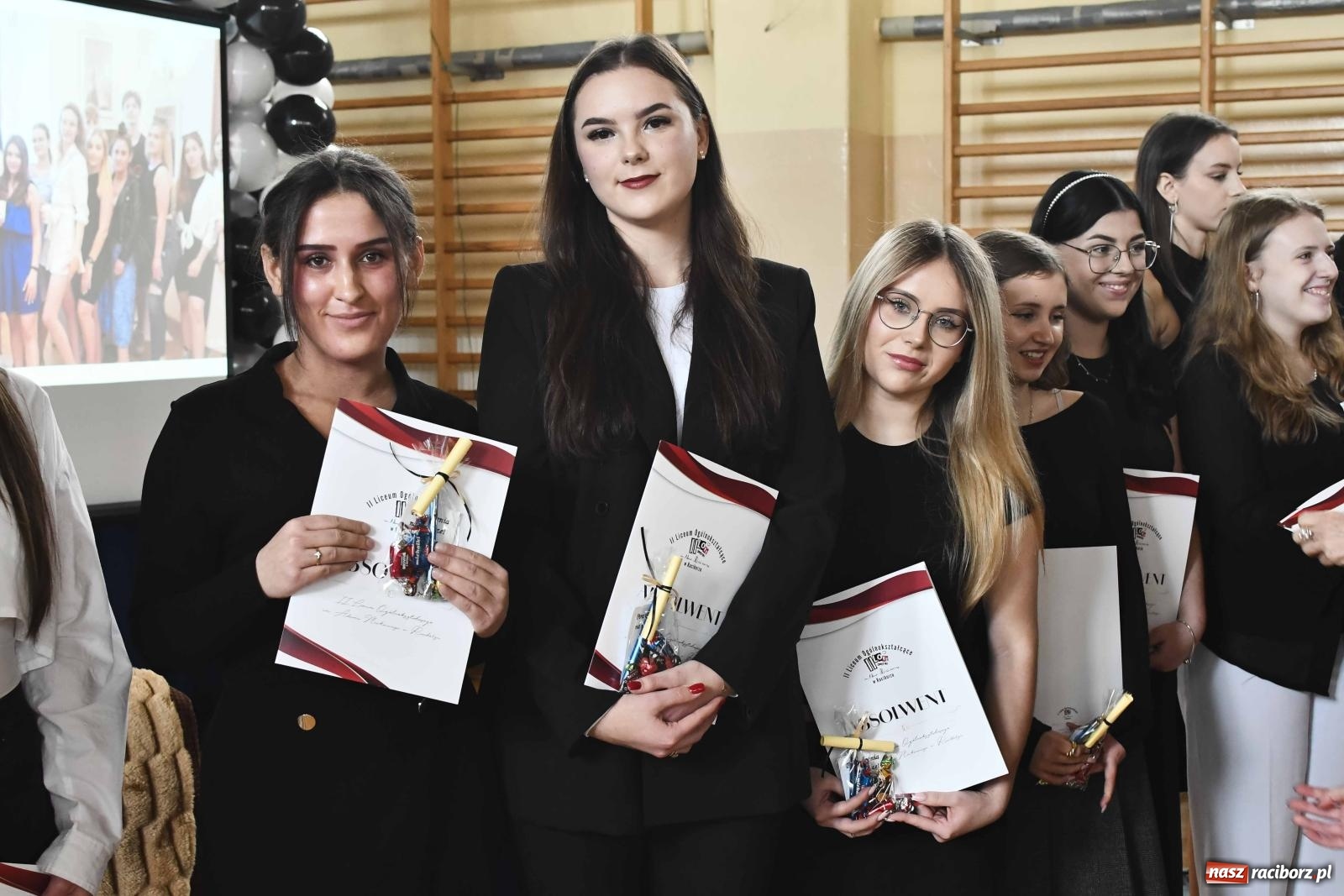 Zdjęcie w galerii na portalu naszraciborz.pl: Licealiści z Dwójki gotowi do matury. II LO pożegnało maturzystów wiadomości z regionu