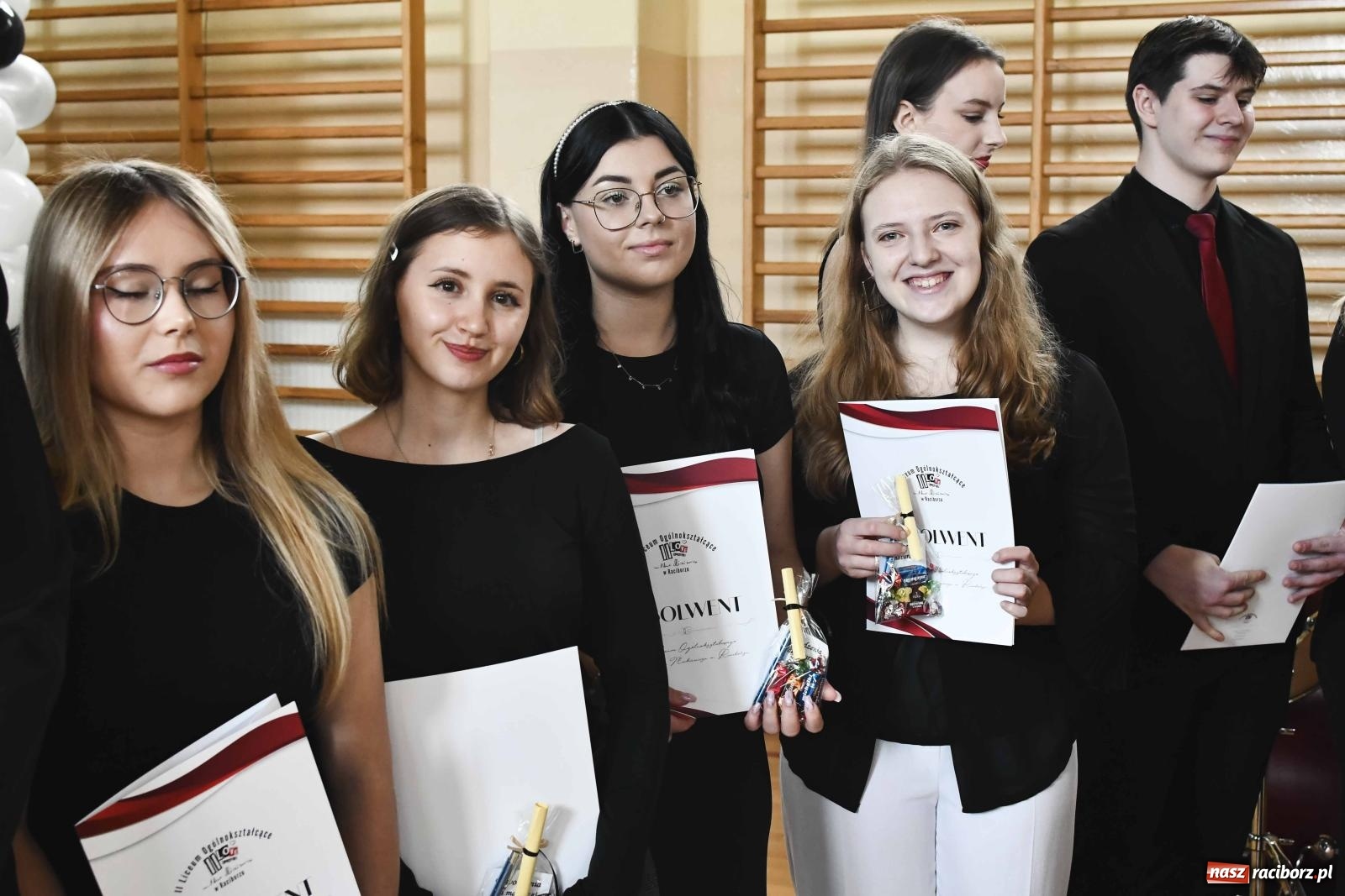 Zdjęcie w galerii na portalu naszraciborz.pl: Licealiści z Dwójki gotowi do matury. II LO pożegnało maturzystów wiadomości z regionu