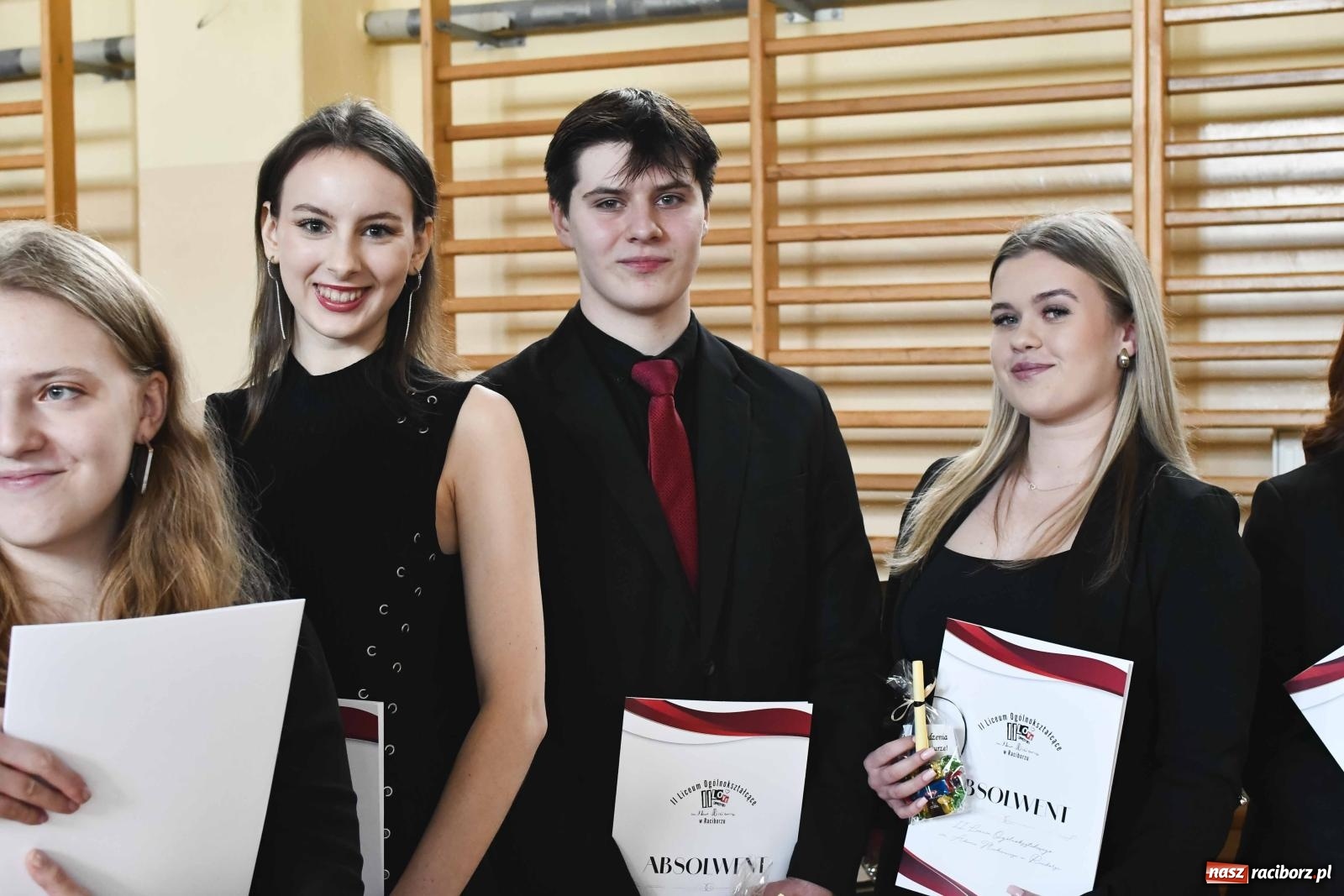 Zdjęcie w galerii na portalu naszraciborz.pl: Licealiści z Dwójki gotowi do matury. II LO pożegnało maturzystów wiadomości z regionu